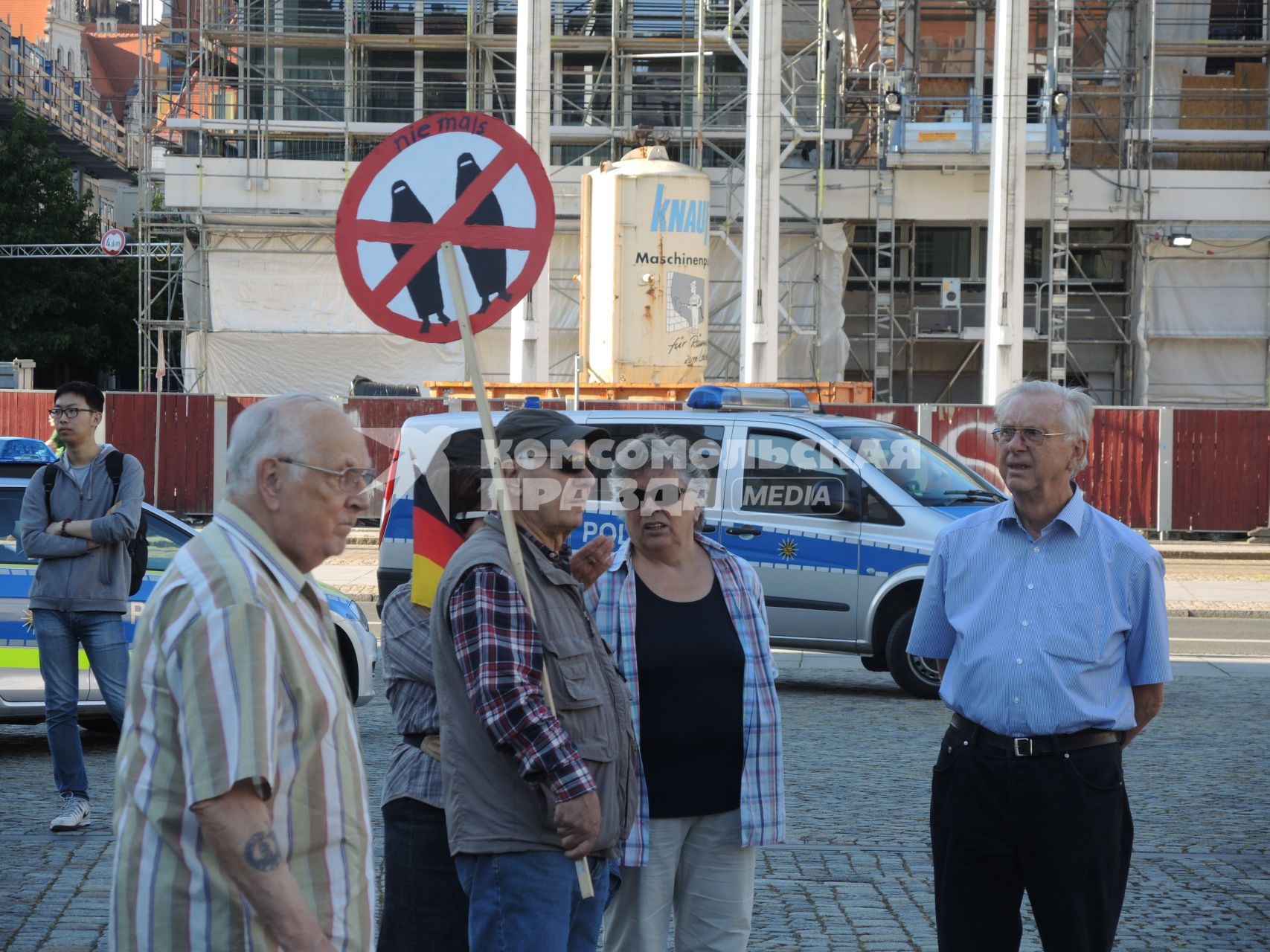 Германия,Дрезден.  На митинге в Дрездене   люди  с плакатами против исламизации.