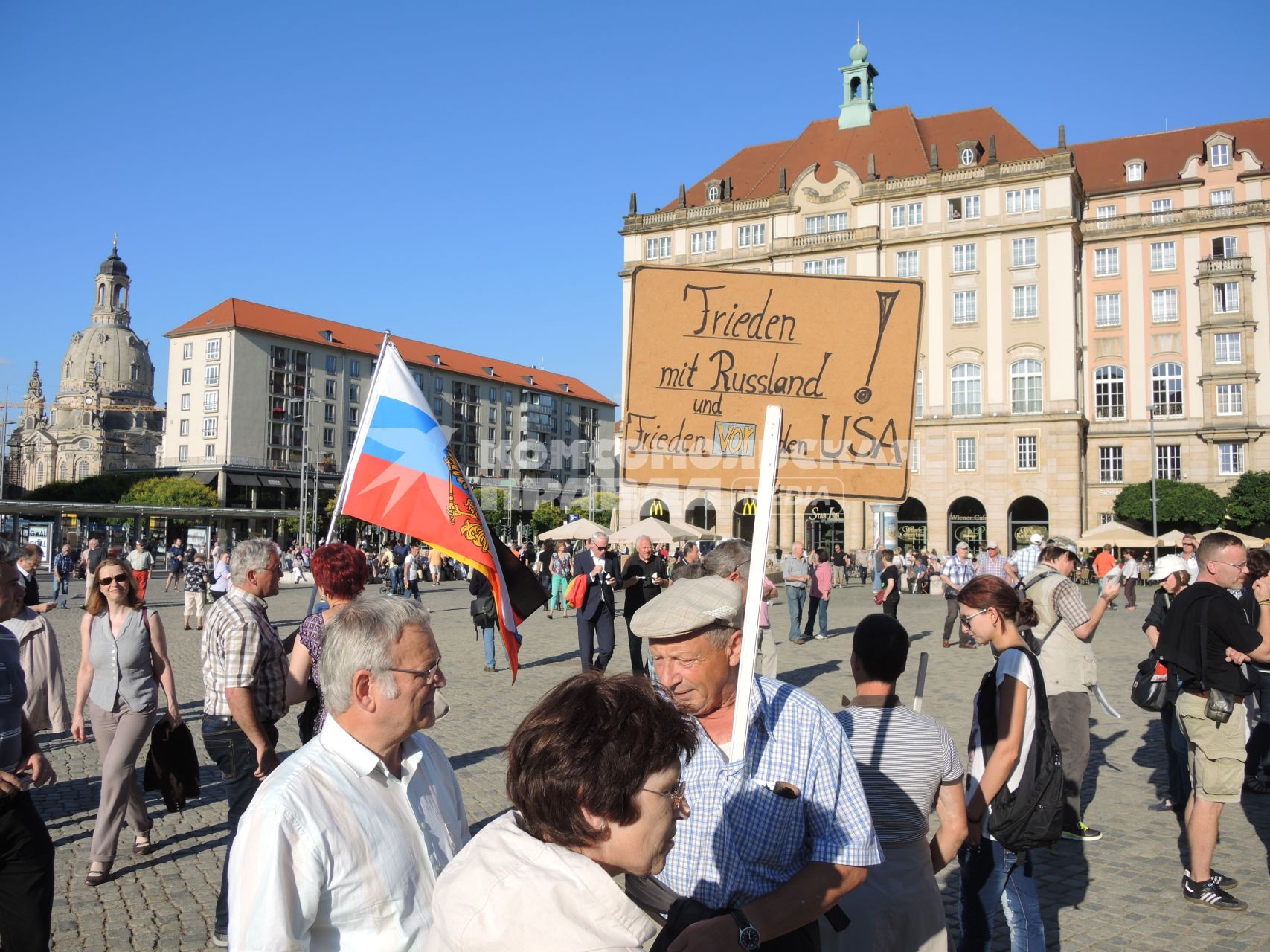 Германия,Дрезден.  Митингующие на улице города.