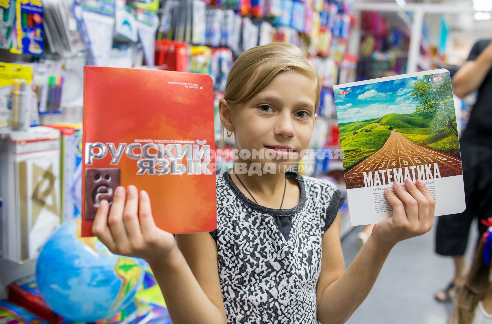 Челябинск. Девочка выбирает тетради в отделе школьных товаров.