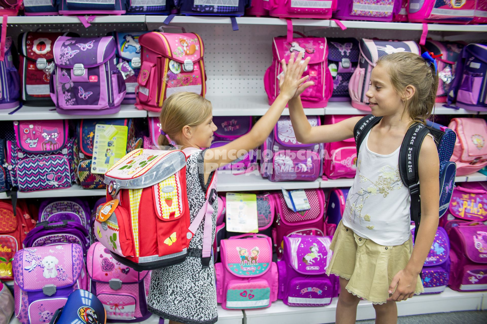 Челябинск. Девочки выбирают рюкзак в отделе школьных товаров.