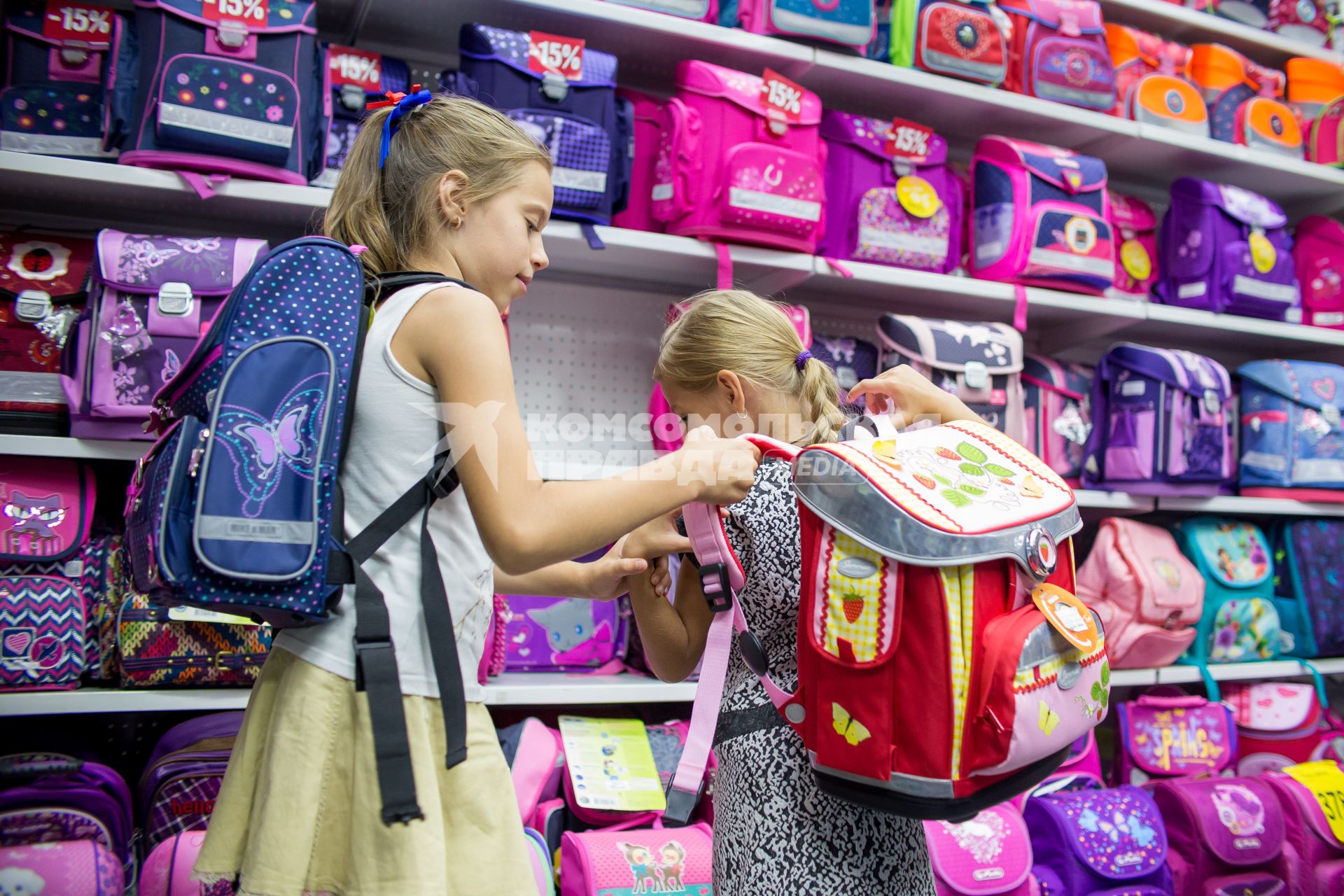 Челябинск. Девочки выбирают рюкзак в отделе школьных товаров.