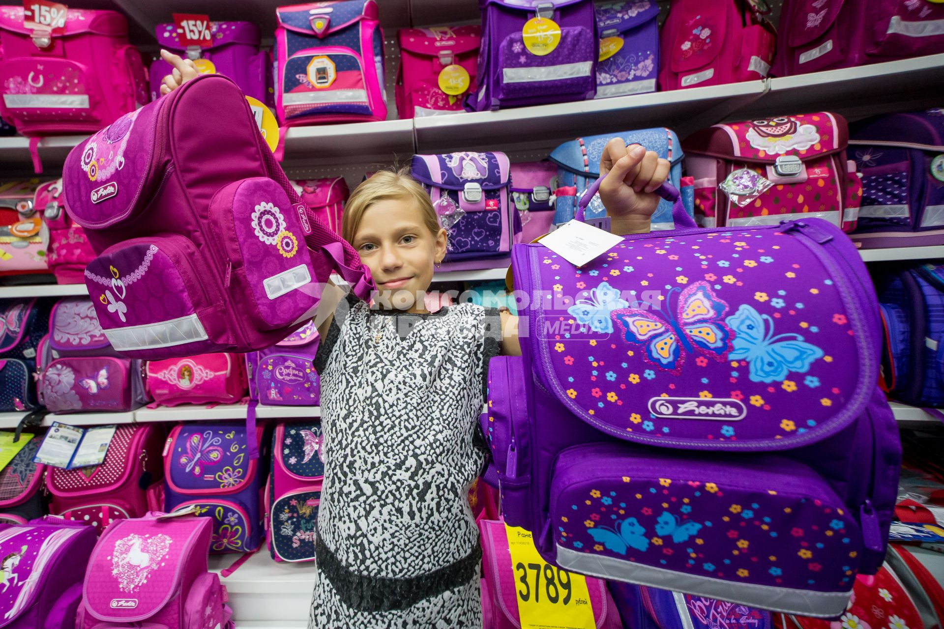 Челябинск. Девочка выбирает  рюкзак в отделе школьных товаров.