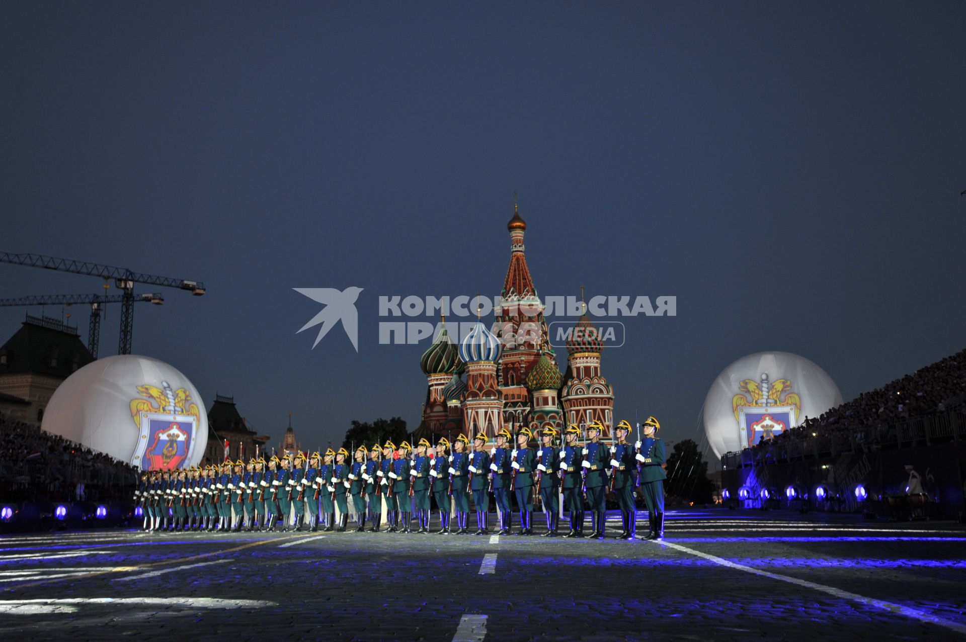 Москва.  Военнослужащие роты специального караула Президентского полка России во время выступления на открытии IX Международного военно-музыкального фестиваля `Спасская башня` на Красной площади.