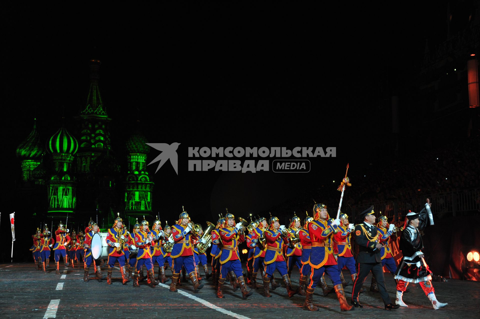 Москва.  Военнослужащие роты почетного караула и Центральный военный оркестр Вооруженных сил Монголии  во время выступления на открытии IX Международного военно-музыкального фестиваля `Спасская башня` на Красной площади.