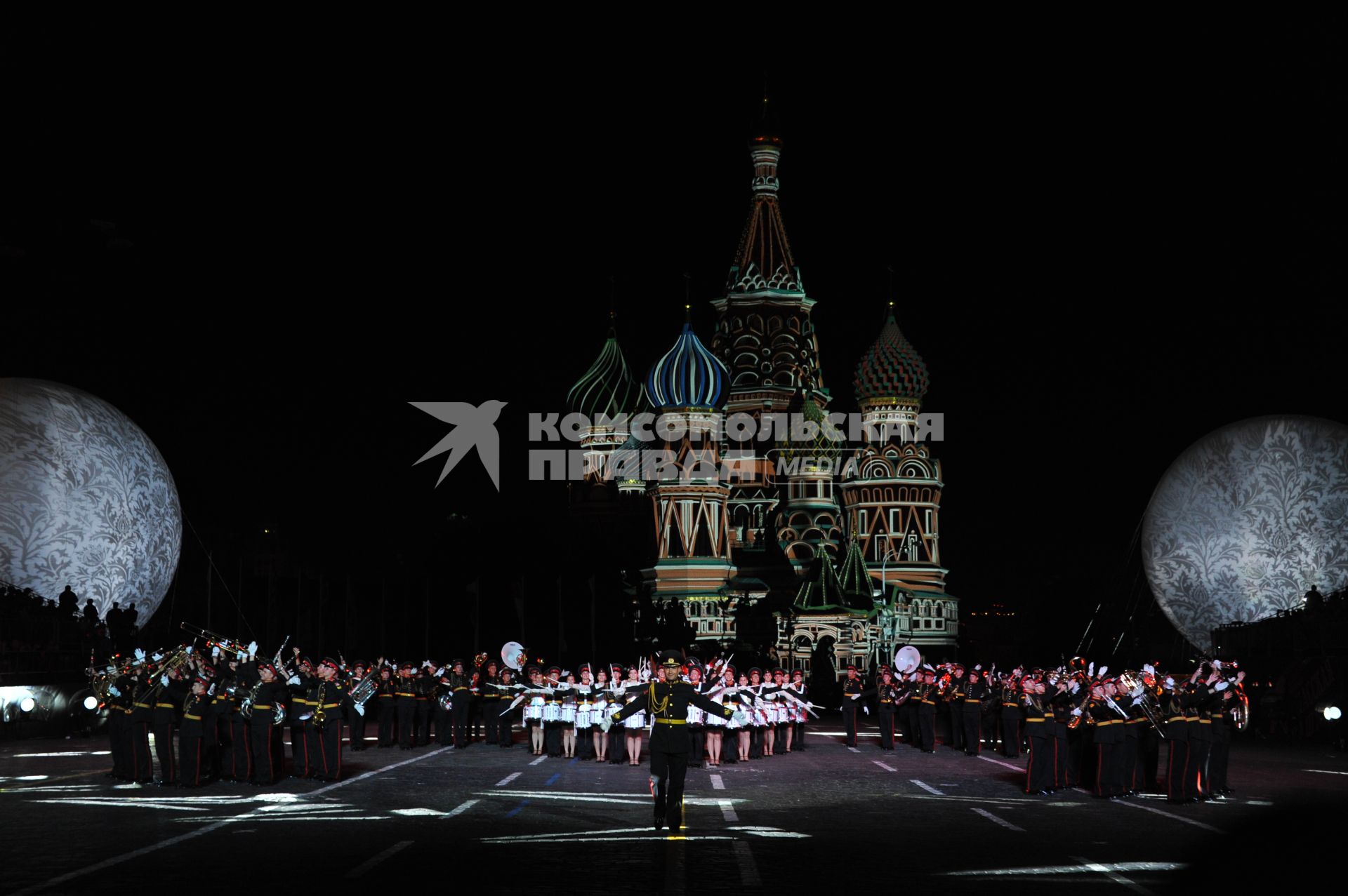 Москва. Оркестр суворовцев Московского военно-музыкального училища  во время выступления на открытии IX Международного военно-музыкального фестиваля `Спасская башня` на Красной площади.