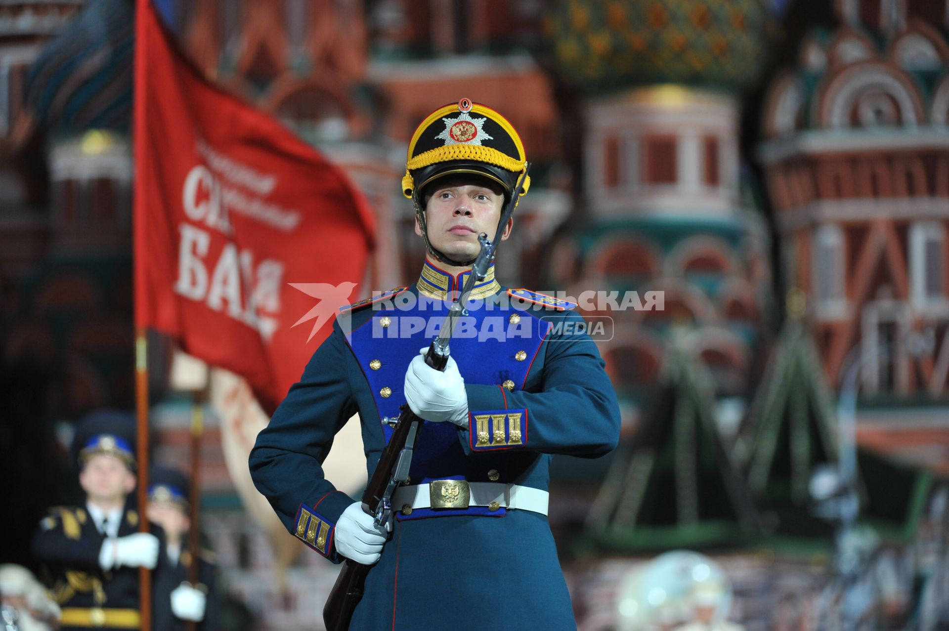 Москва.  Военнослужащий роты специального караула Президентского полка России во время выступления на открытии IX Международного военно-музыкального фестиваля `Спасская башня` на Красной площади.