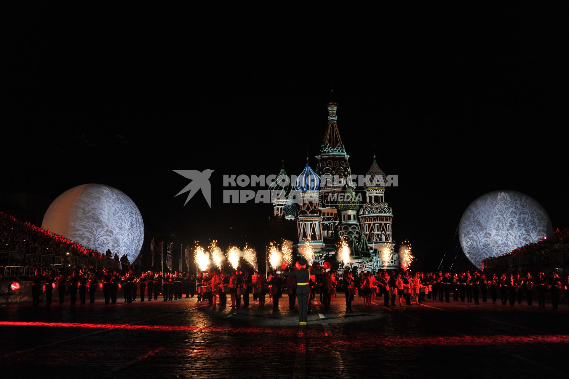 Москва.  Во время выступления на открытии IX Международного военно-музыкального фестиваля `Спасская башня` на Красной площади.