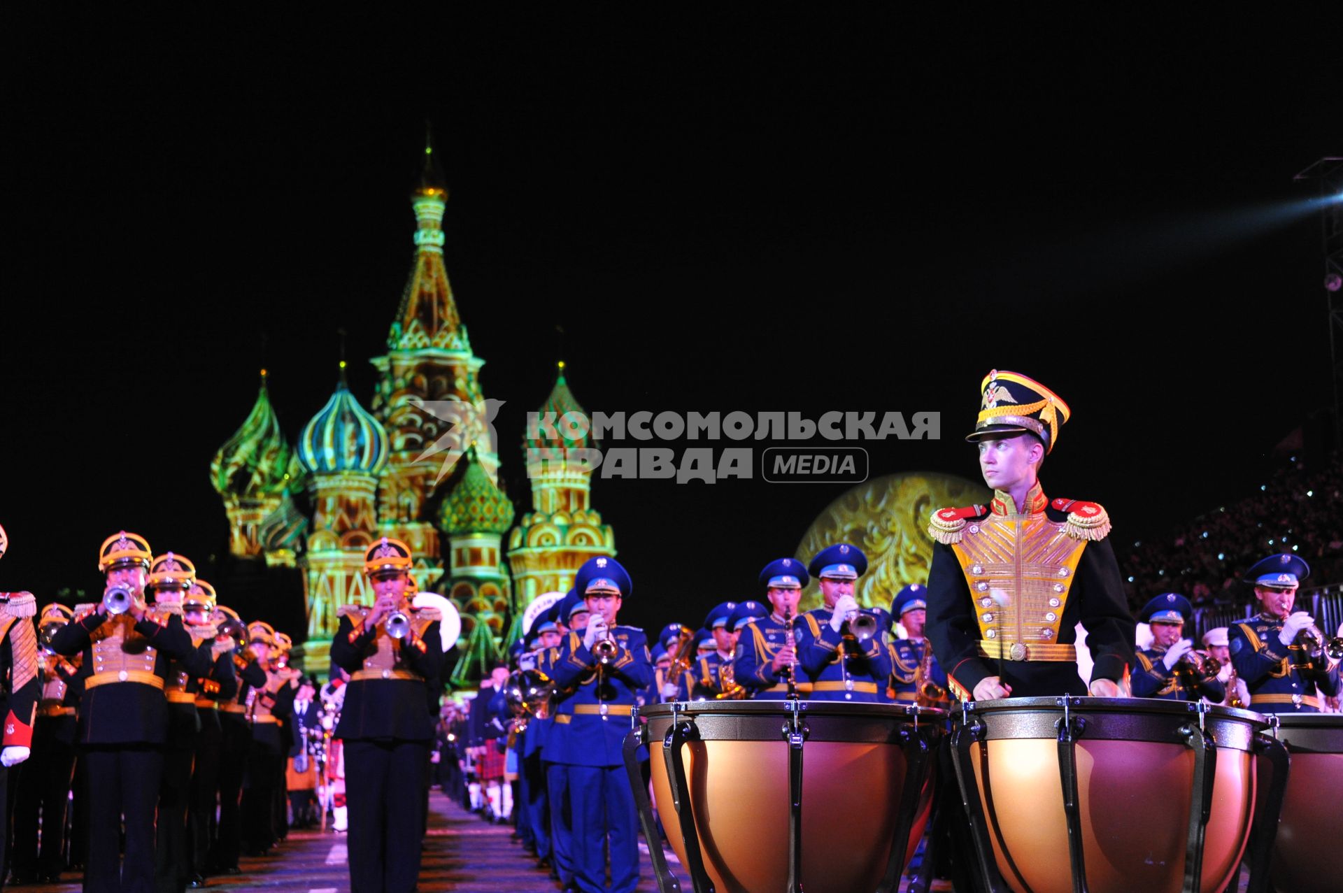 Москва.  Центральный военный оркестр Министерства обороны РФ во время выступления на открытии IX Международного военно-музыкального фестиваля `Спасская башня` на Красной площади.