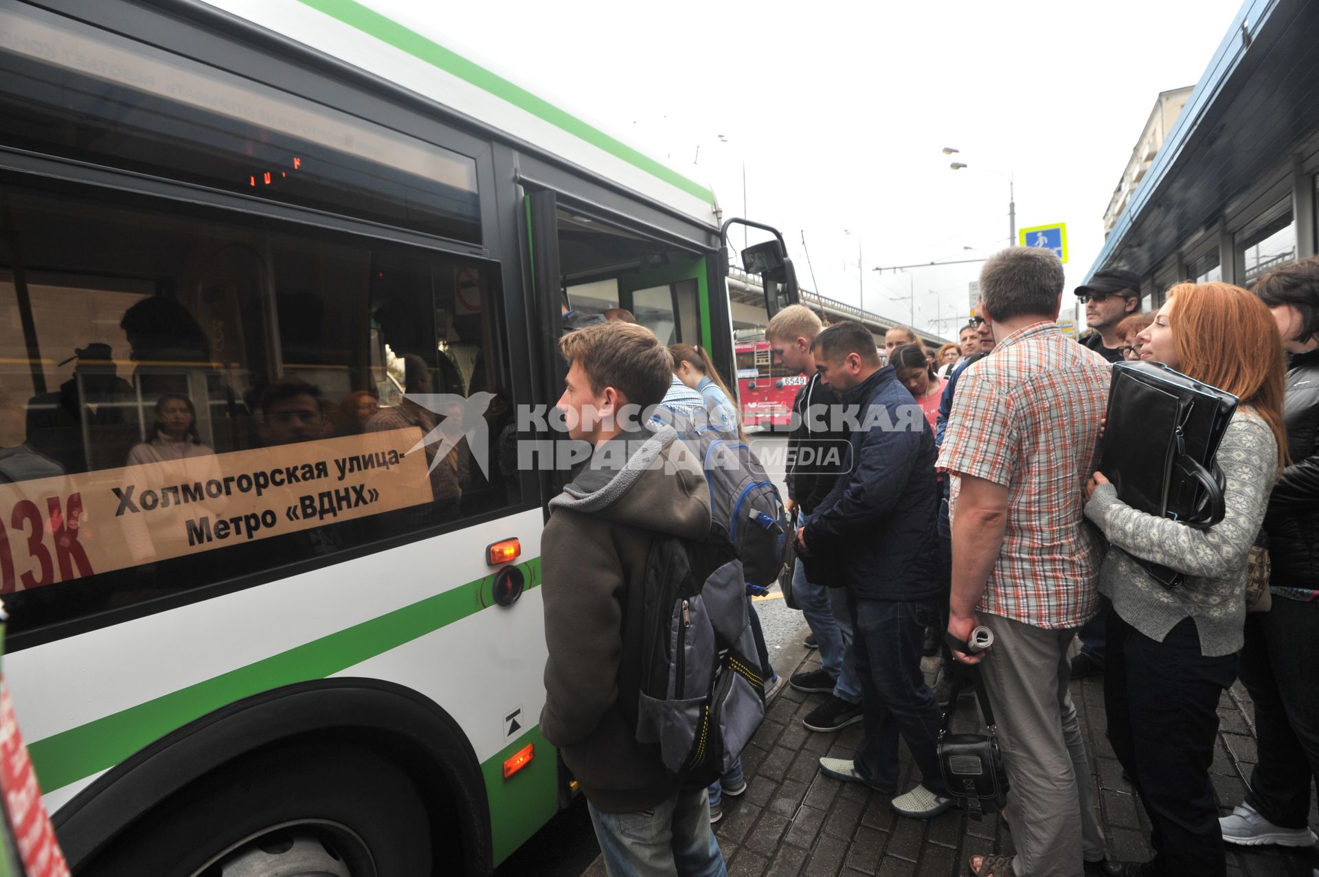 Москва.  Пассажиры садятся в автобус.