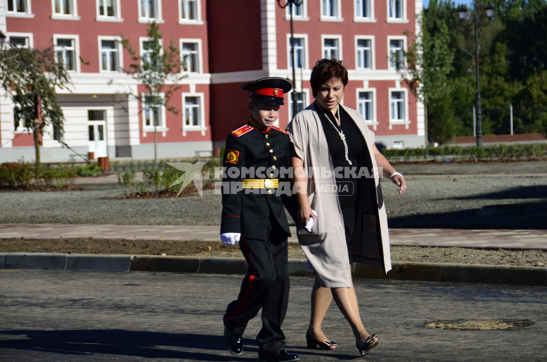 Тула.  Суворовец перед торжественной линейкой, посвященной Дню знаний, во вновь открывшемся суворовском училище.