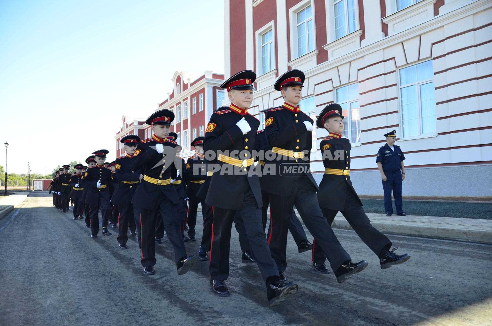 Тула.  Суворовцы на торжественном параде, посвященном Дню знаний, во вновь открывшемся суворовском училище.