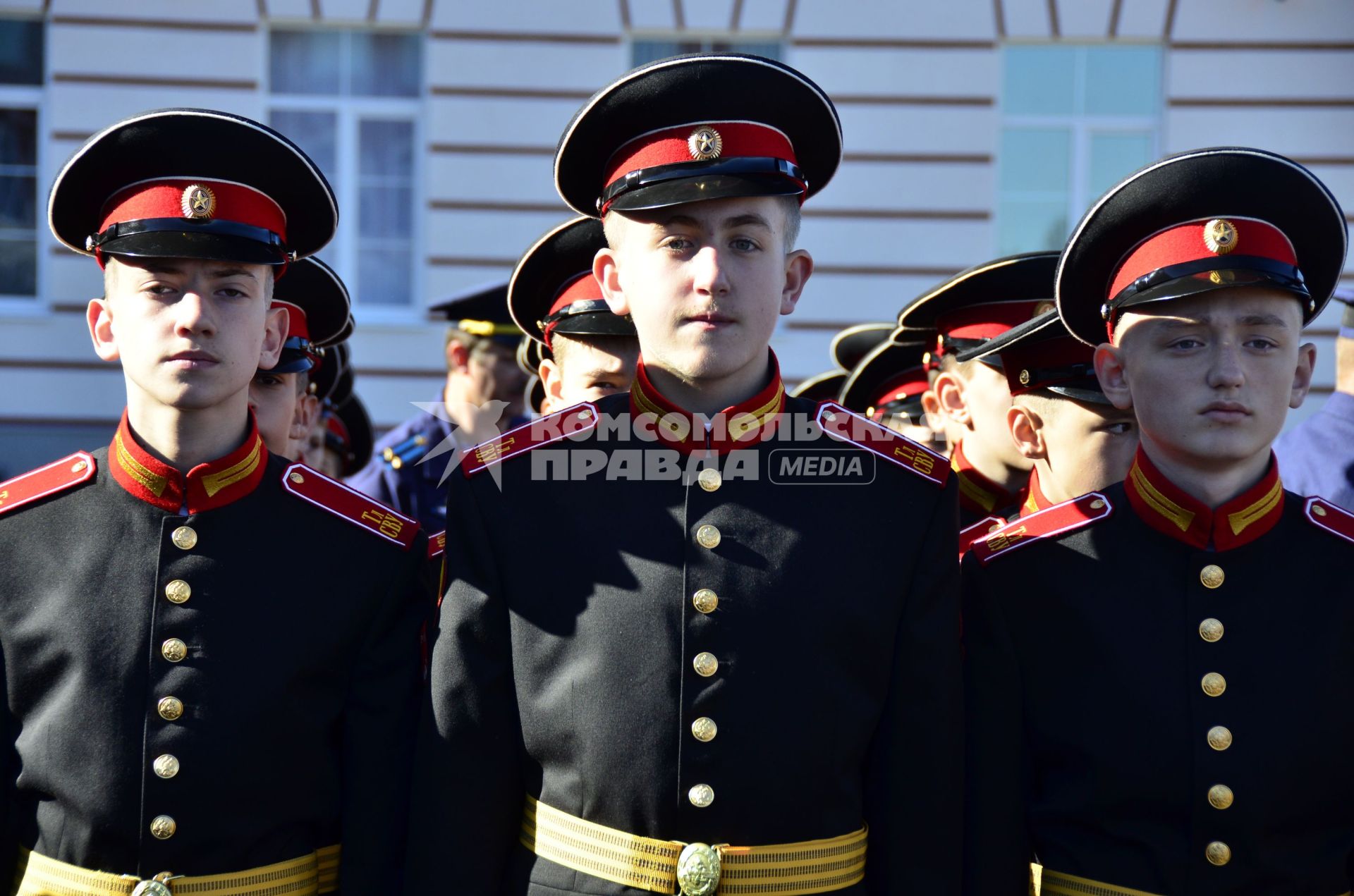 Тула.  Суворовцы на торжественнй линейке, посвященной Дню знаний, во вновь открывшемся суворовском училище.