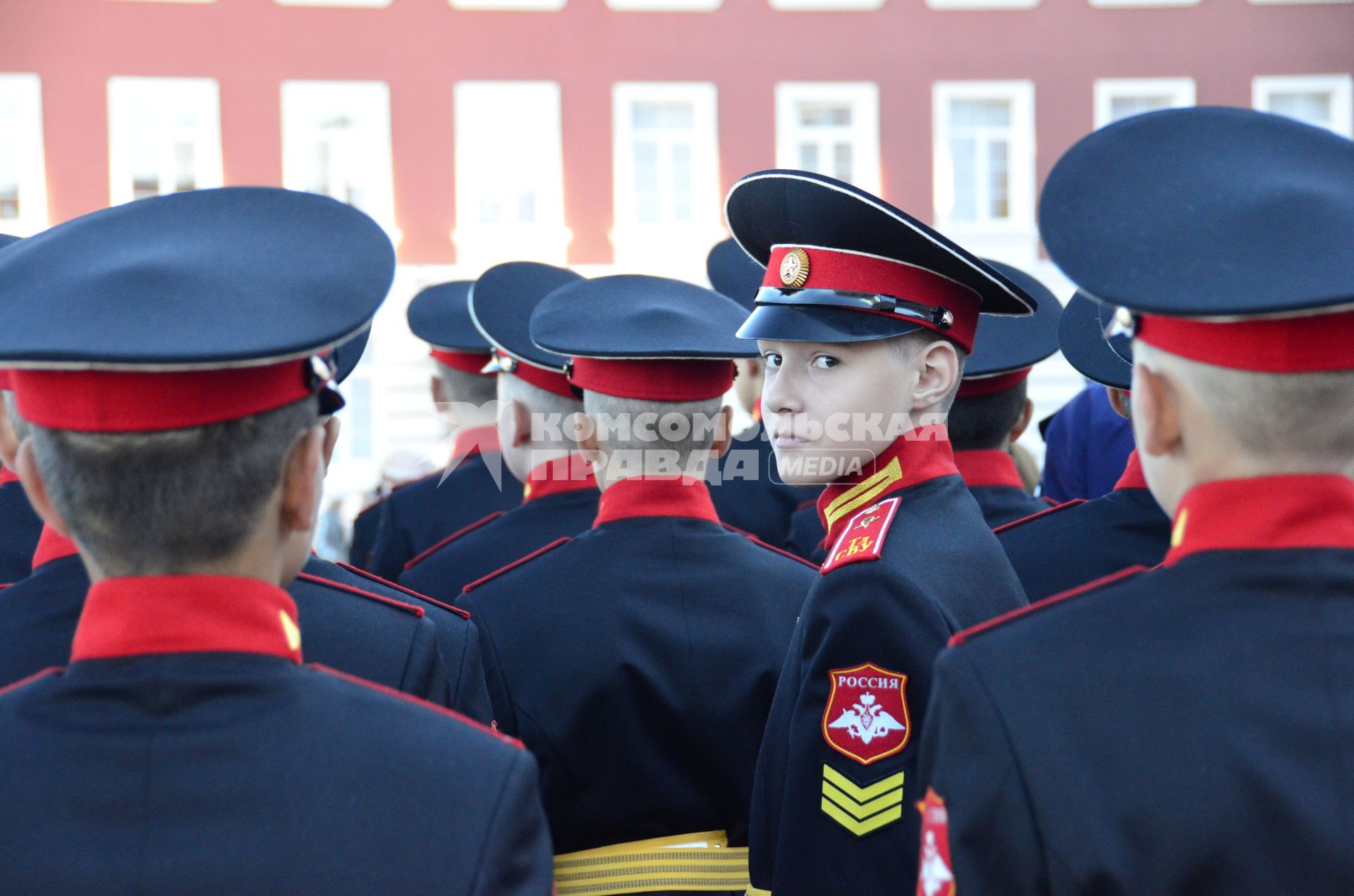 Тула.  Суворовцы на торжественной линейке, посвященной Дню знаний, во вновь открывшемся суворовском училище.