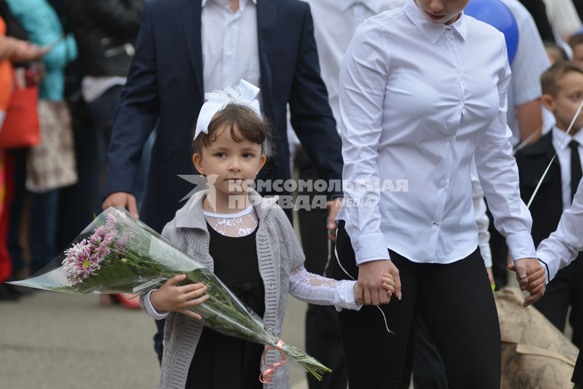 Ставрополь.  Первоклассница на торжественной линейке, посвященной Дню знаний.