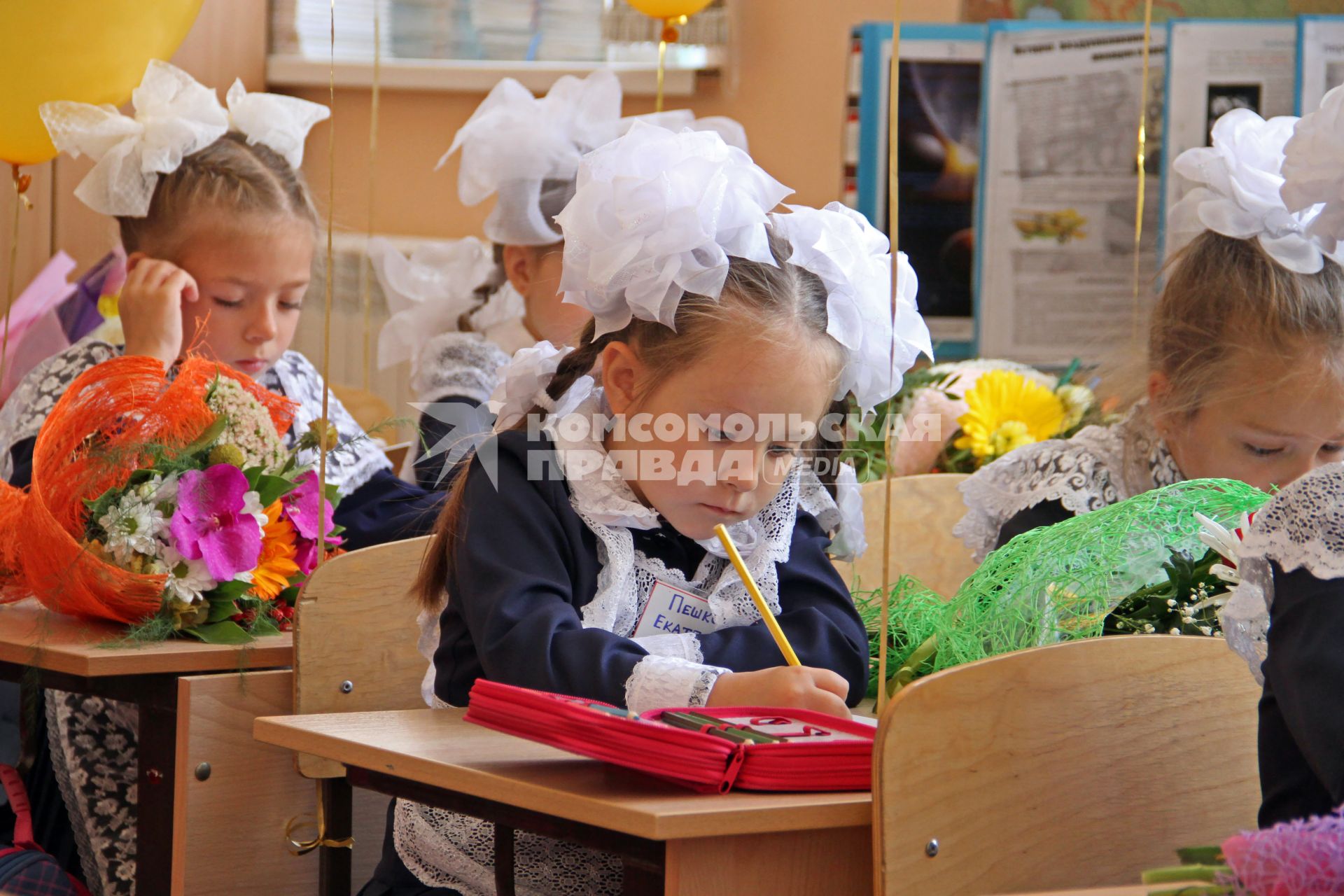 Уфа.  Первоклассники в учебном классе после торжественной линейки, посвященной Дню знаний, в одной из школ города.