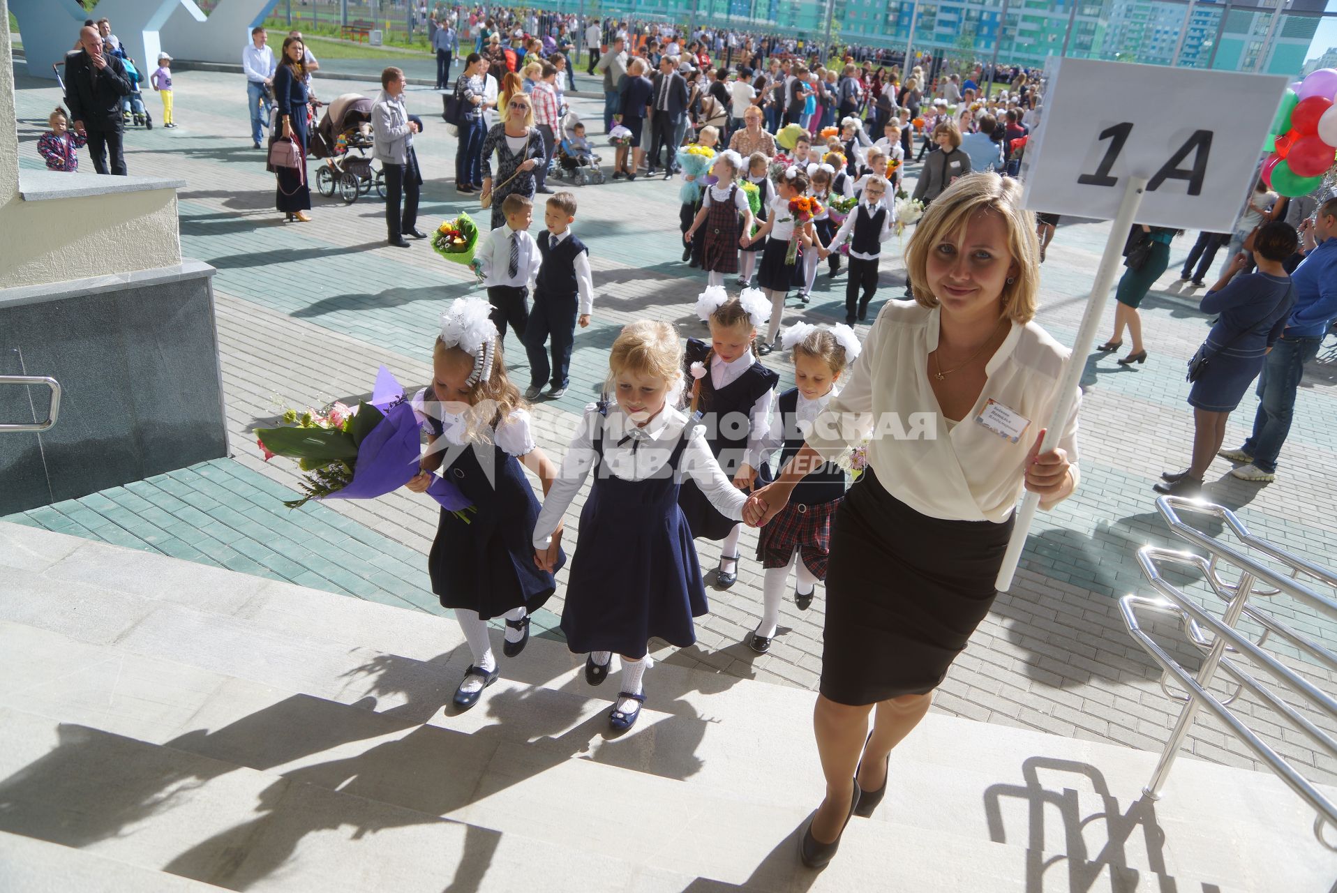 Екатеринбург. Учительница ведет учеников школы №23 в их класс после торжественной линейки в День знаний