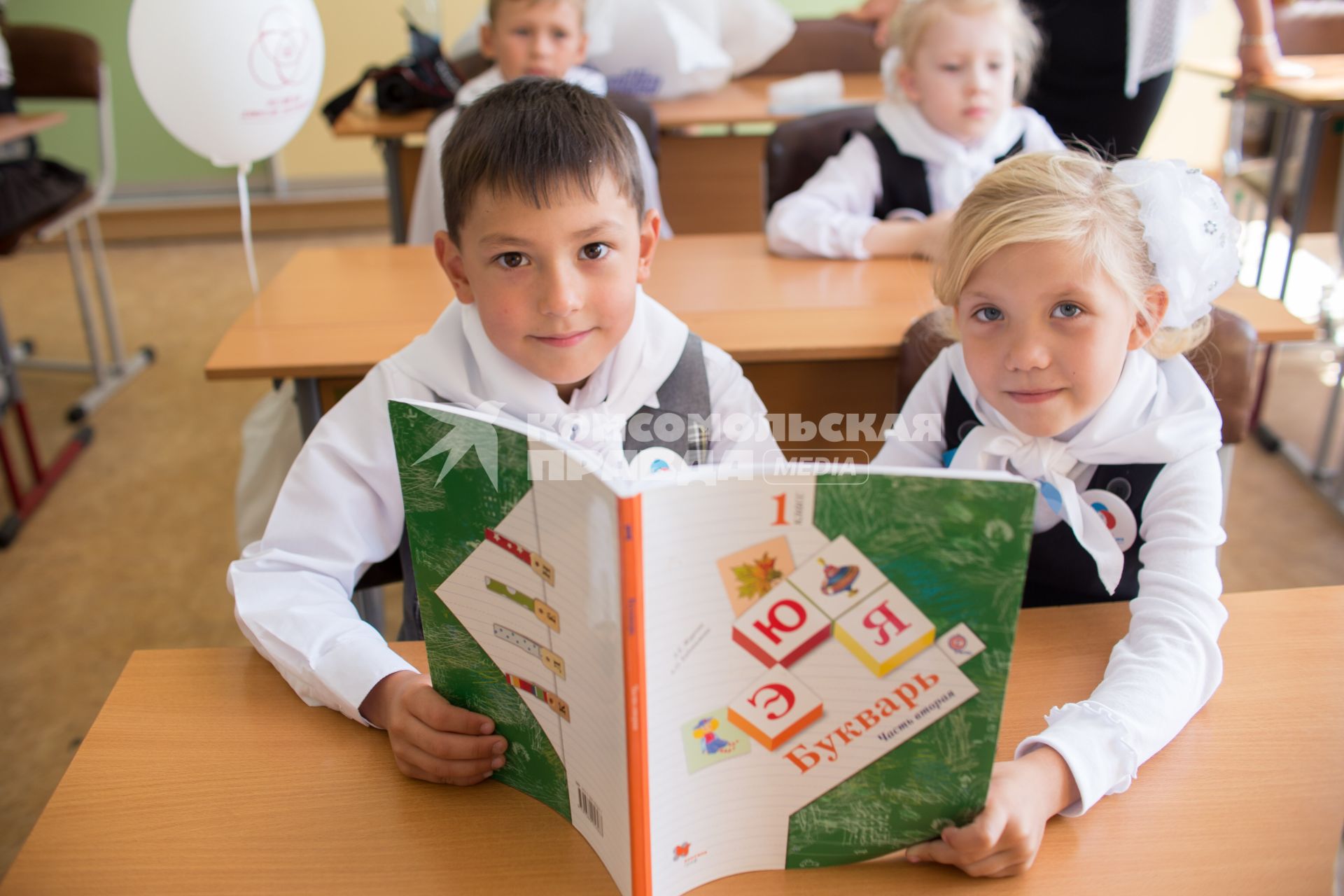 Челябинск.  Первоклассники в учебном классе после торжественной линейки, посвященной Дню знаний, в одной из школ города.