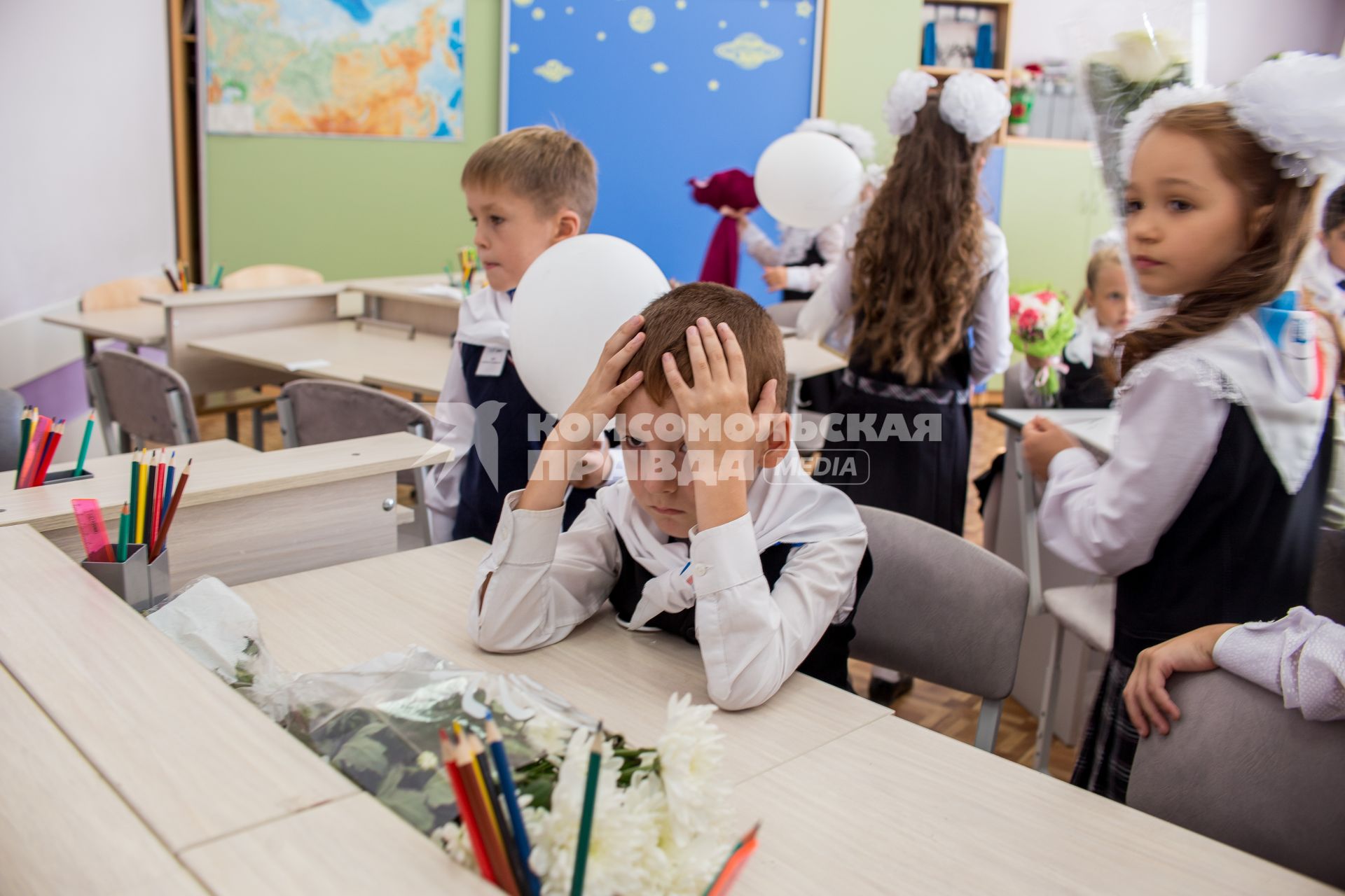 Челябинск.  Ученики в учебном классе после торжественной линейки, посвященной Дню знаний, в одной из школ города.