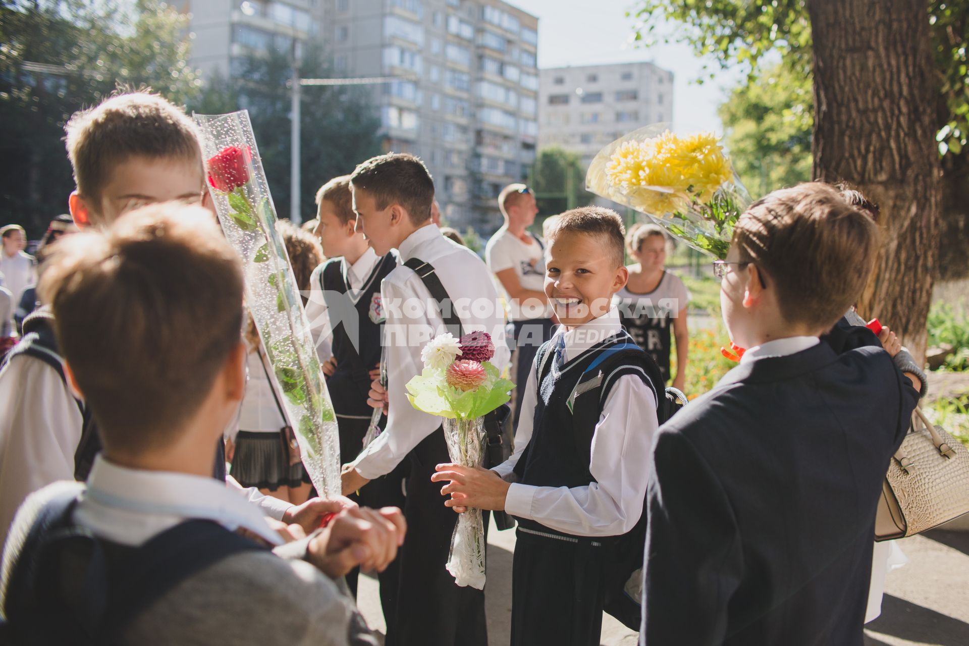 Челябинск.  Первоклассники на торжественной линейке, посвященной Дню знаний.