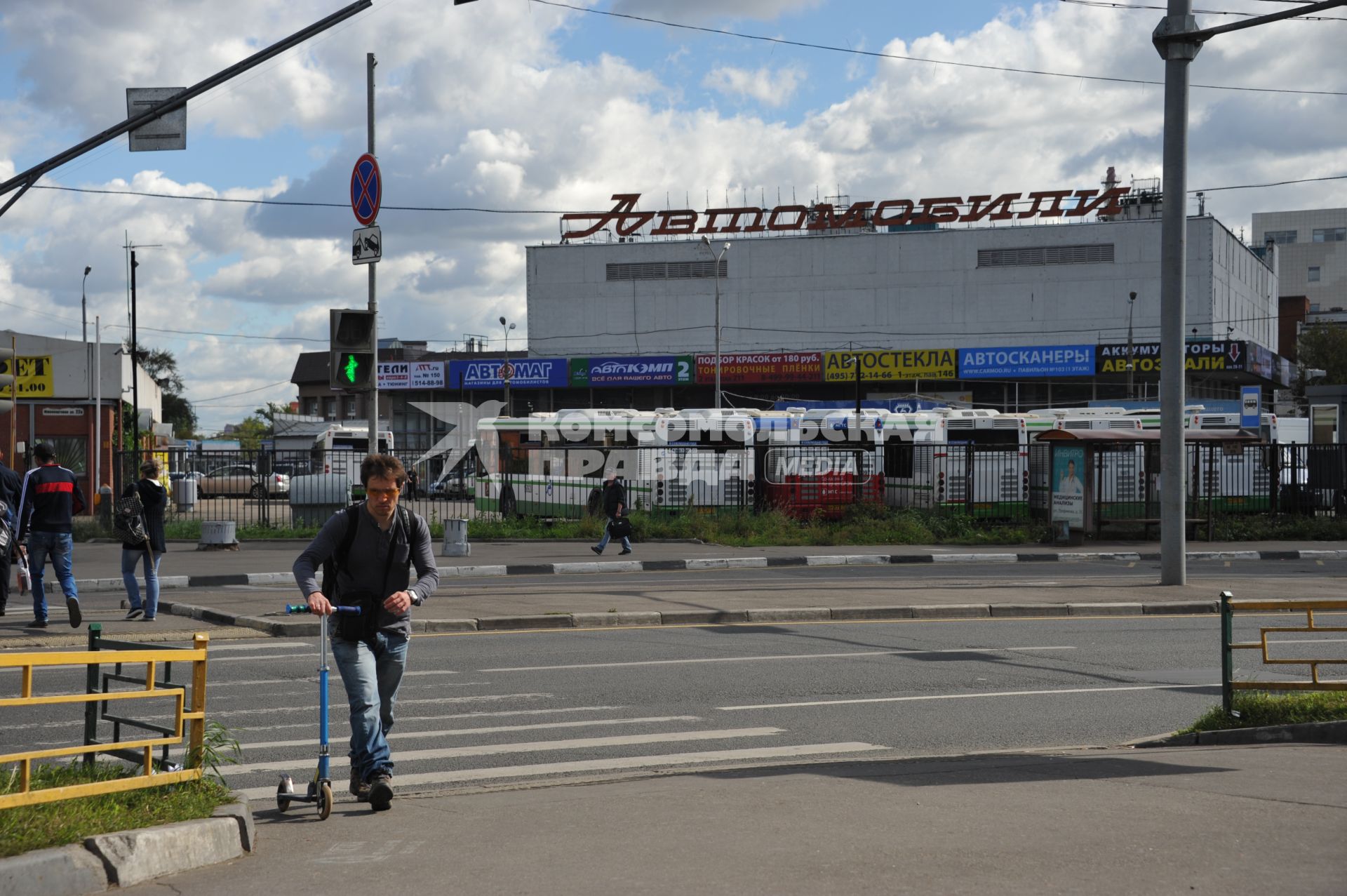 Москва.  Вид на ТК `Автомобили` (авторынок на Кожуховской).