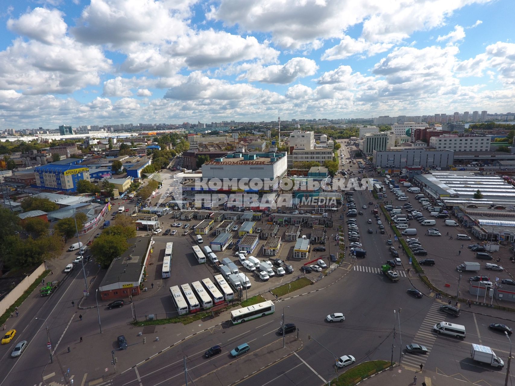 Москва.  Вид на ТК `Автомобили` (авторынок на Кожуховской).