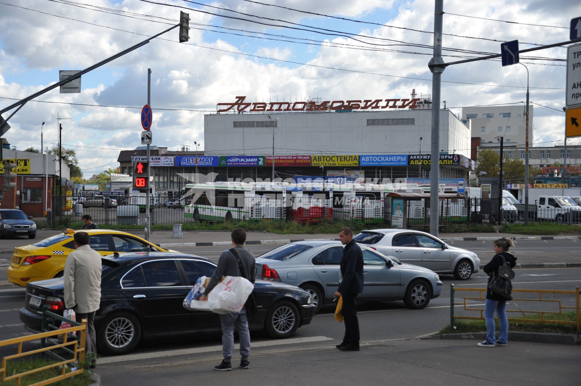 Москва.  Вид на ТК `Автомобили` (авторынок на Кожуховской).