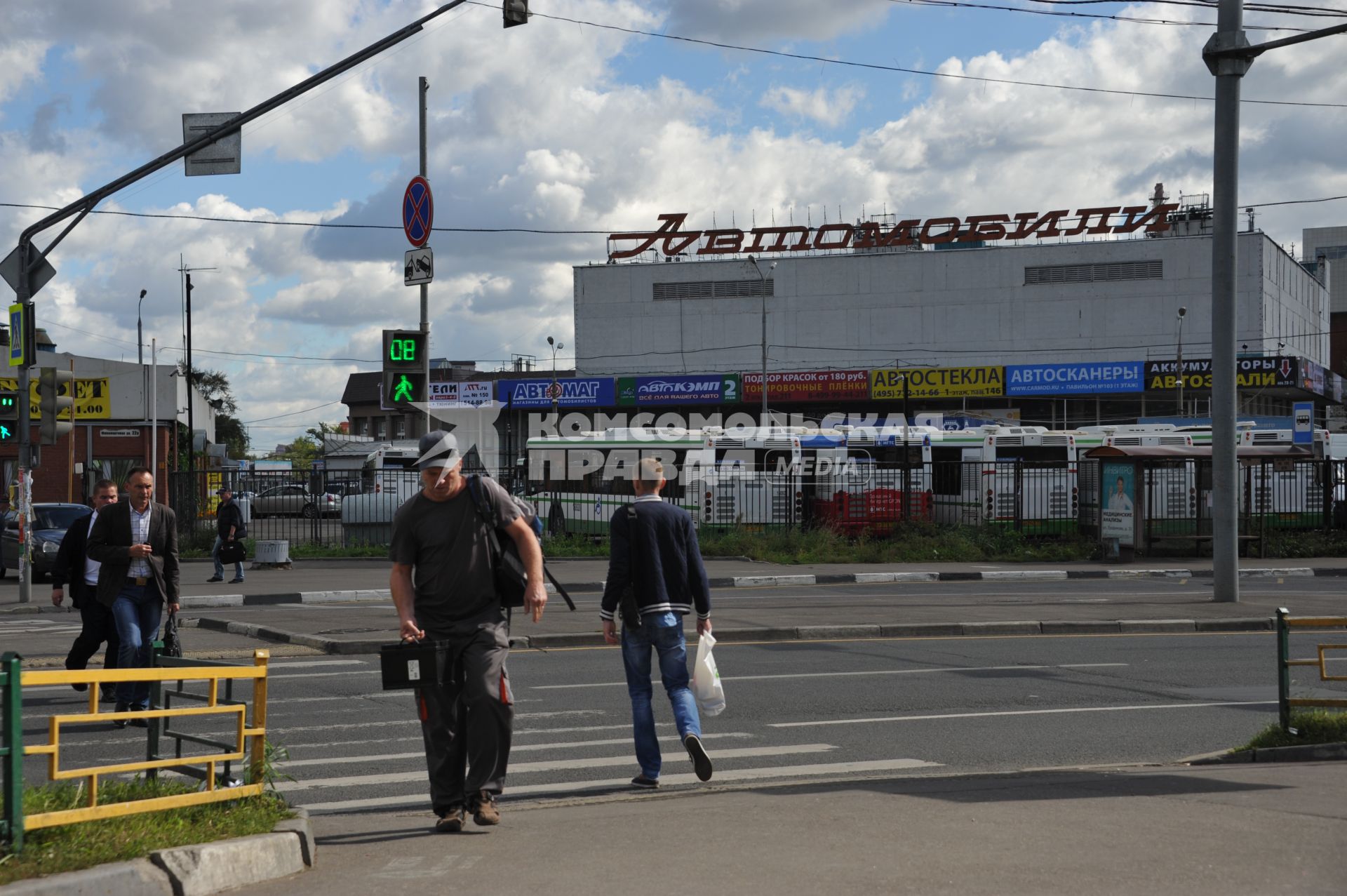 Москва.  Вид на ТК `Автомобили` (авторынок на Кожуховской).