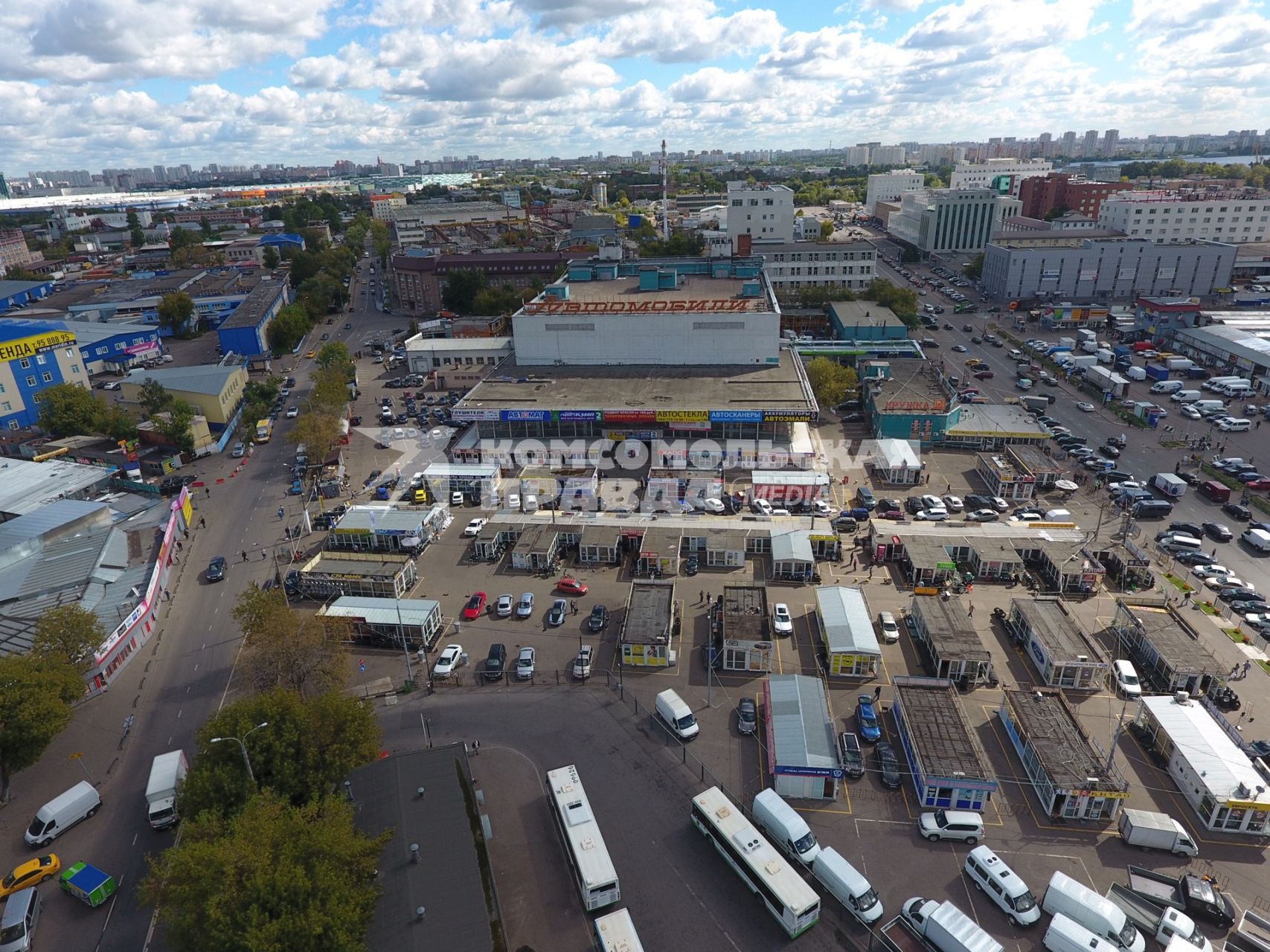 Москва.  Вид на ТК `Автомобили` (авторынок на Кожуховской).