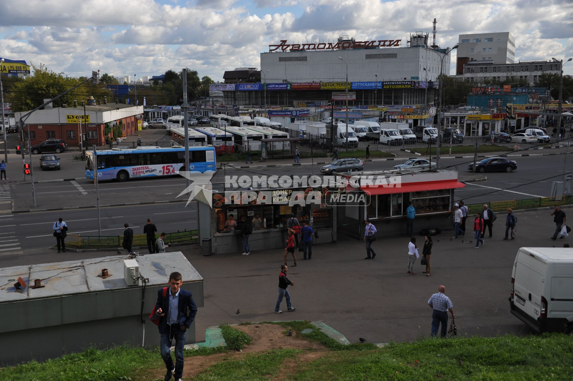 Москва.  Вид на ТК `Автомобили` (авторынок на Кожуховской).