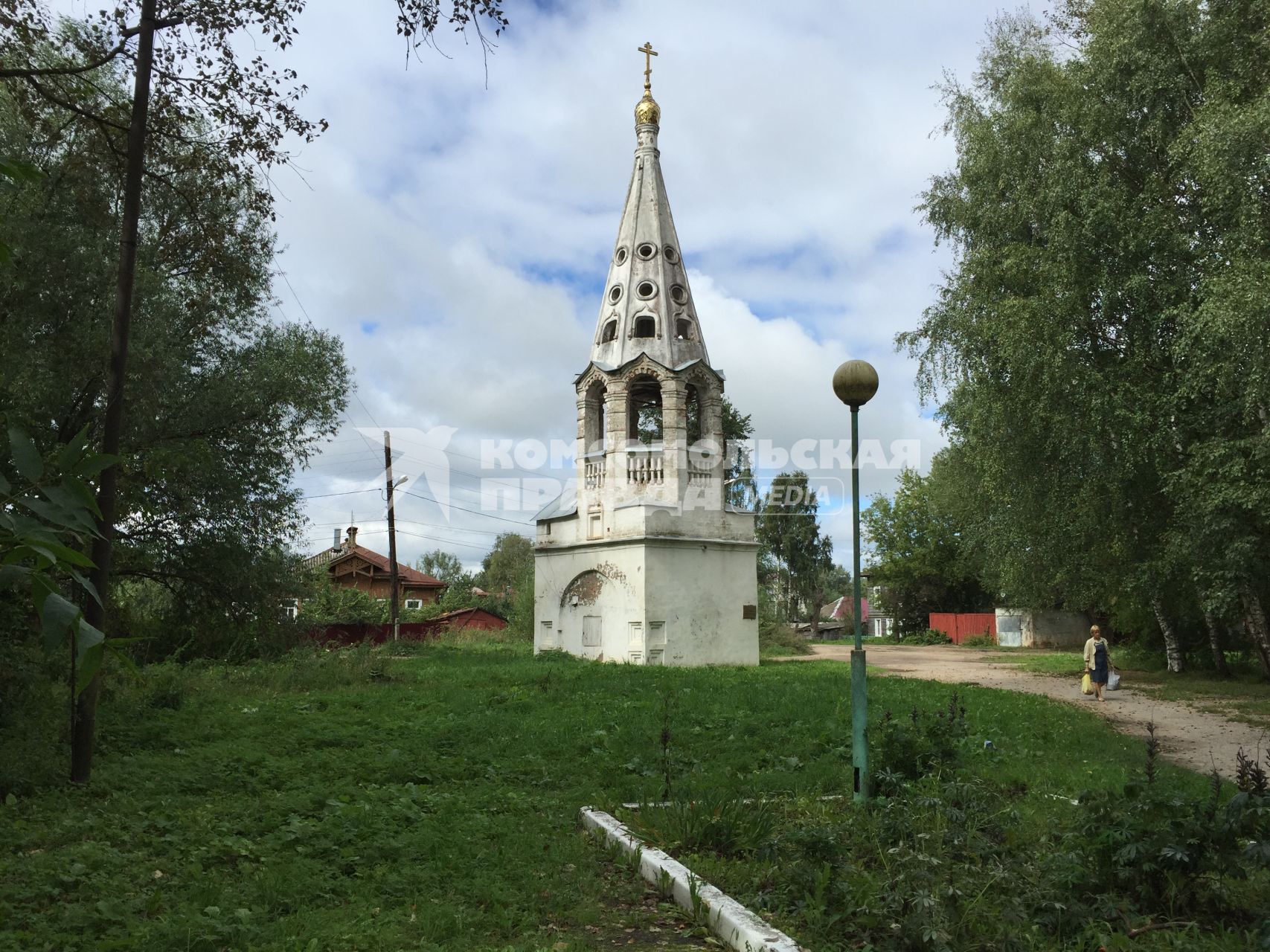 Тверская область, Бежецк.  Колокольня Введенского монастыря ХVI века.