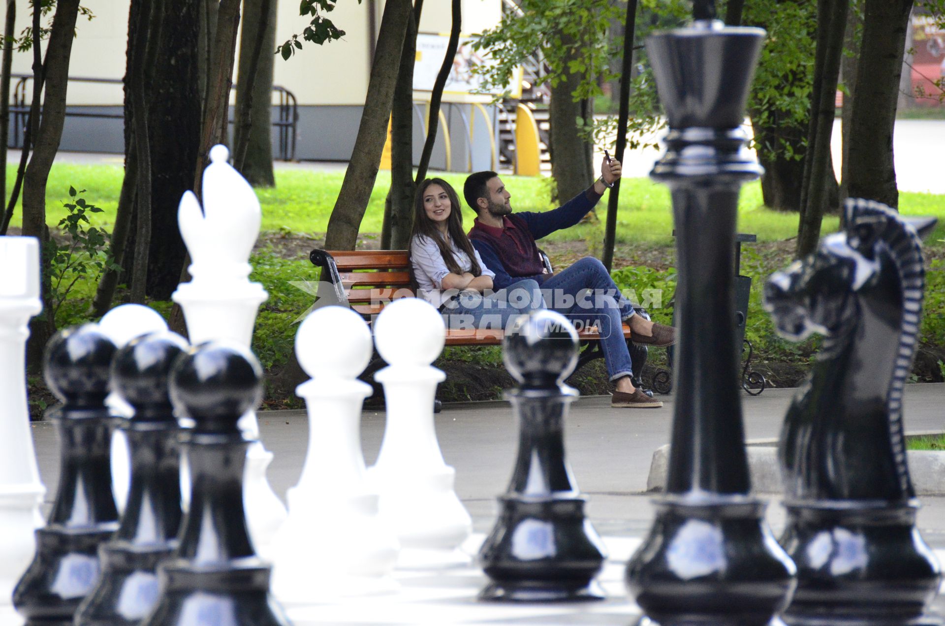 Тула.  Молодой человек и девушка отдыхают в парке.