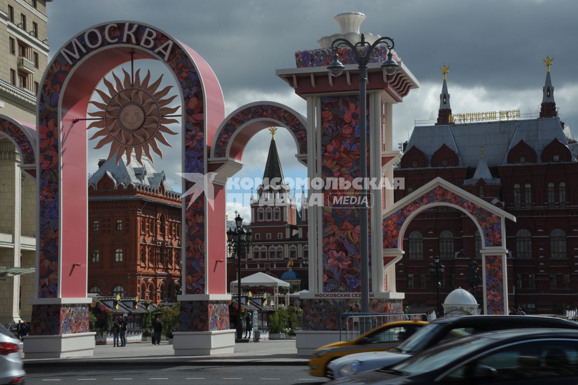 Москва. Праздничное оформление на Манежной площади в честь Дня города.