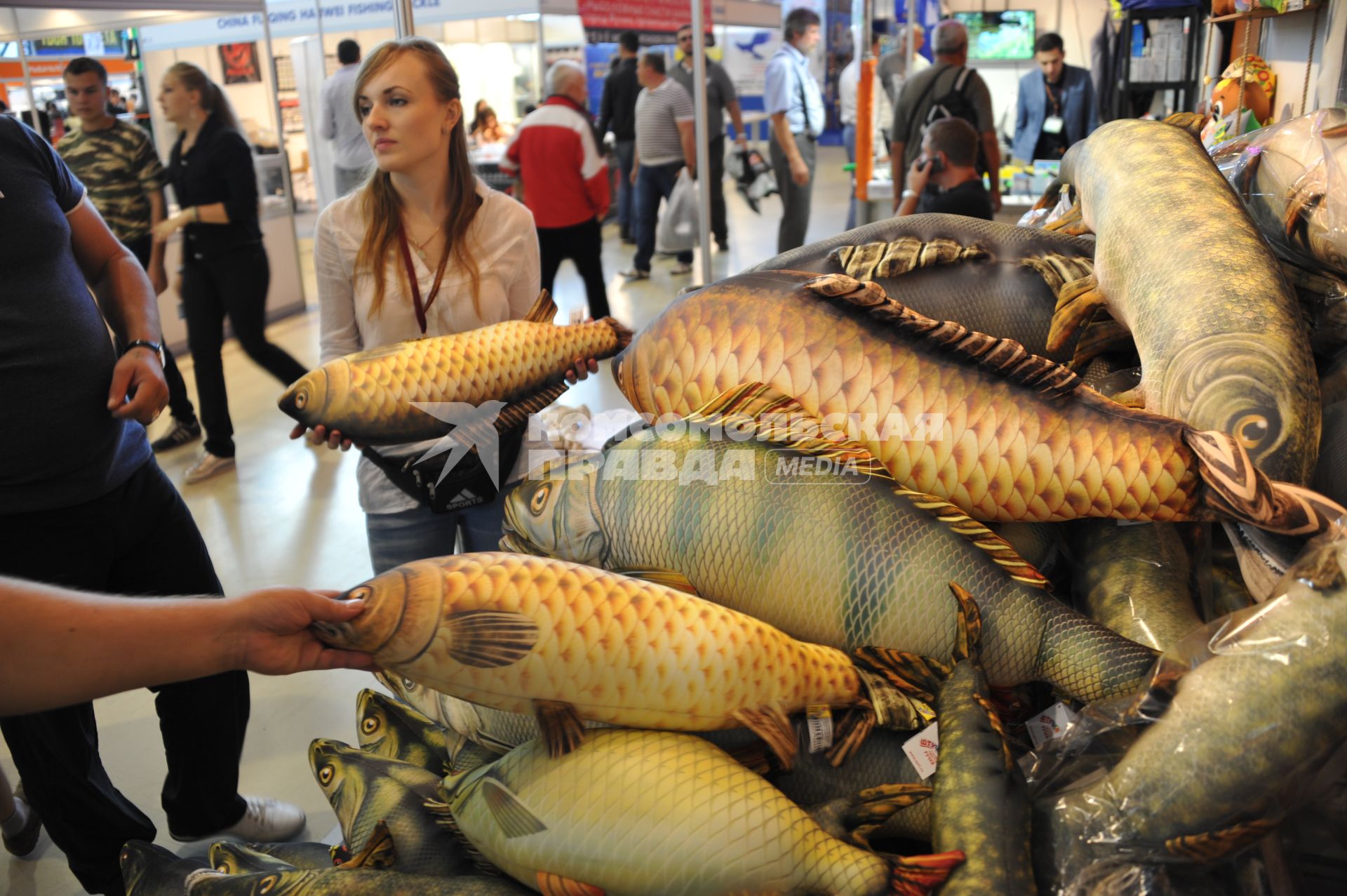 Москва. Посетители рассматривают экспонаты на международной выставке `Охота и рыболовство на Руси`, которая прошла на ВДНХ.