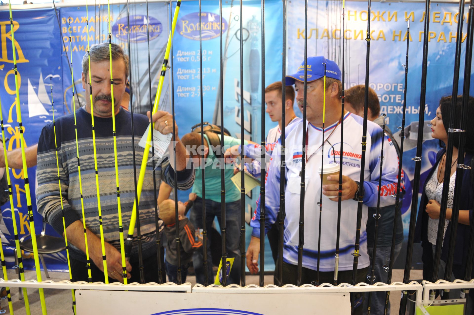 Москва. Посетители рассматривают экспонаты на международной выставке `Охота и рыболовство на Руси`, которая прошла на ВДНХ.