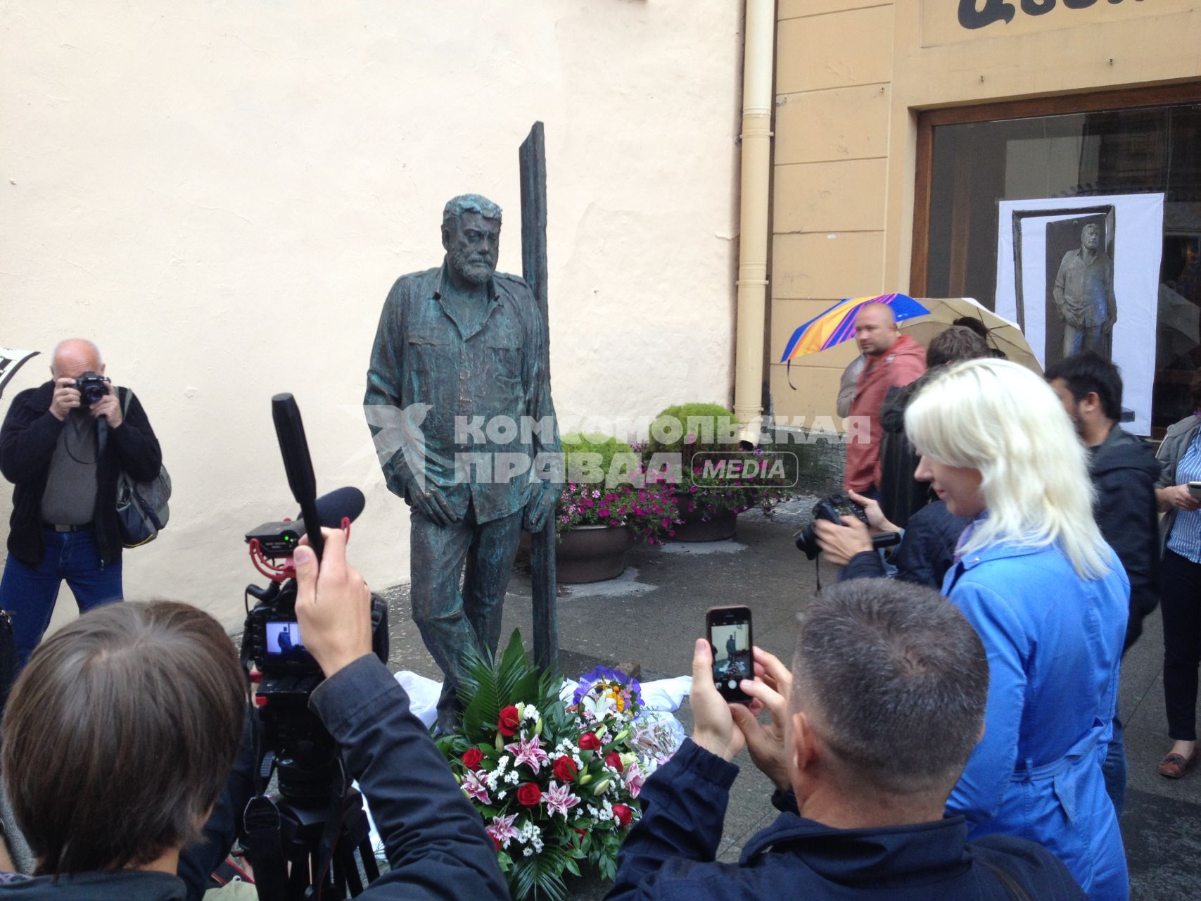 Санкт-Петербург. На улице Рубинштейна у дома 23 открыли  памятник писателю и журналисту Сергею Довлатову  к его 75-летию.