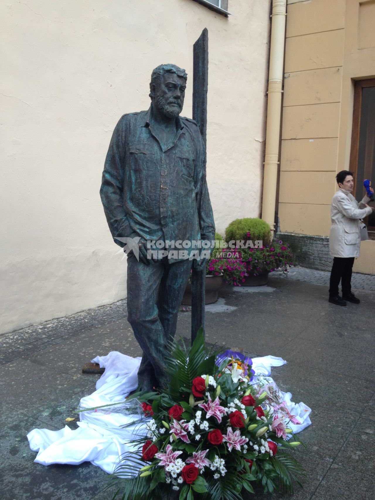 Санкт-Петербург. На улице Рубинштейна у дома 23 открыли  памятник писателю и журналисту Сергею Довлатову  к его 75-летию.