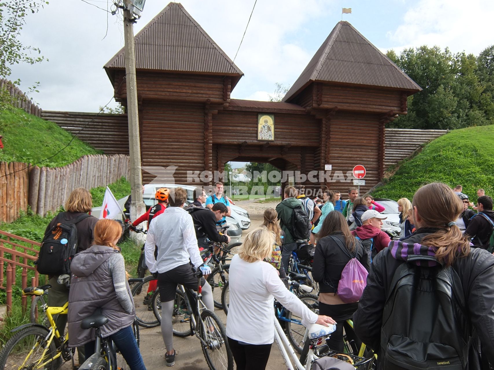 Московская область,Дмитров.  Группа велотуристов в Дмитровском кремле.