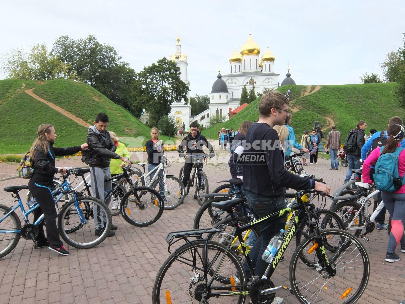 Московская область,Дмитров.  Группа велотуристов в Дмитровском кремле.