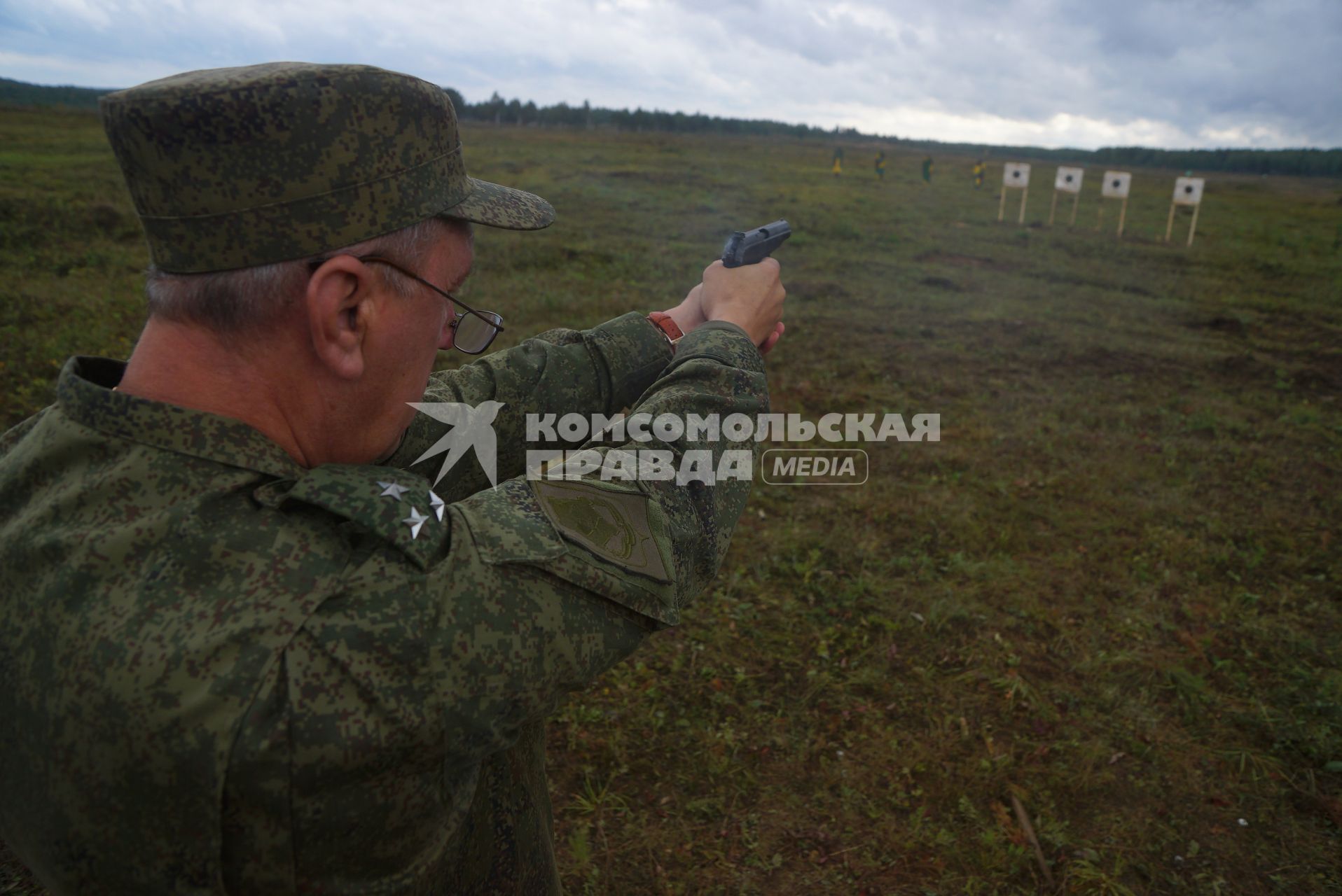 Екатеринбург. Военнослужащий стреляет из ПМ (пистолет Макарова) по мишеням на стрельбище полигона. Выставка вооружения в рамках международной военно-технической выставке \'Армия-2016\'