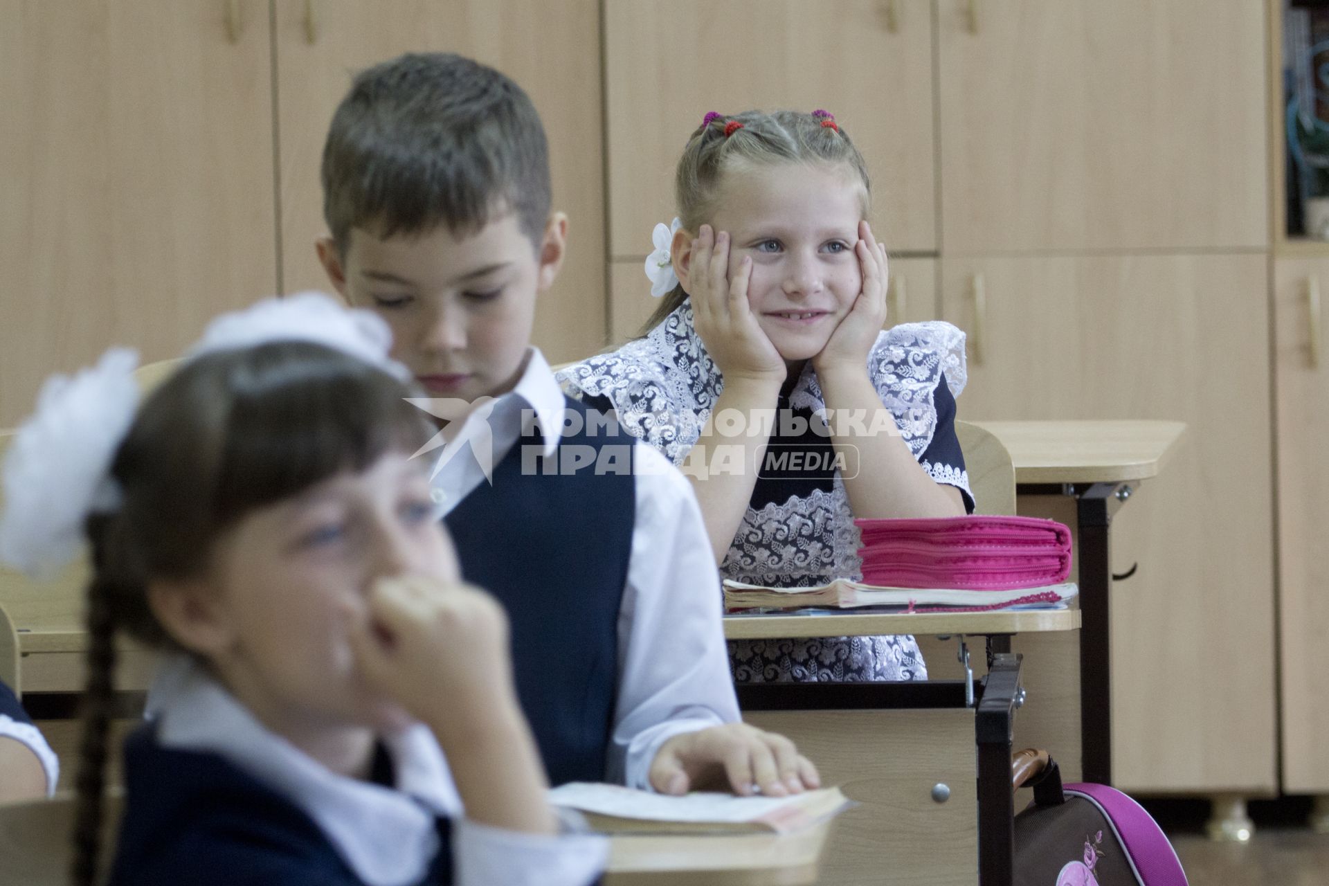 Иркутск. Первоклассники на уроке.