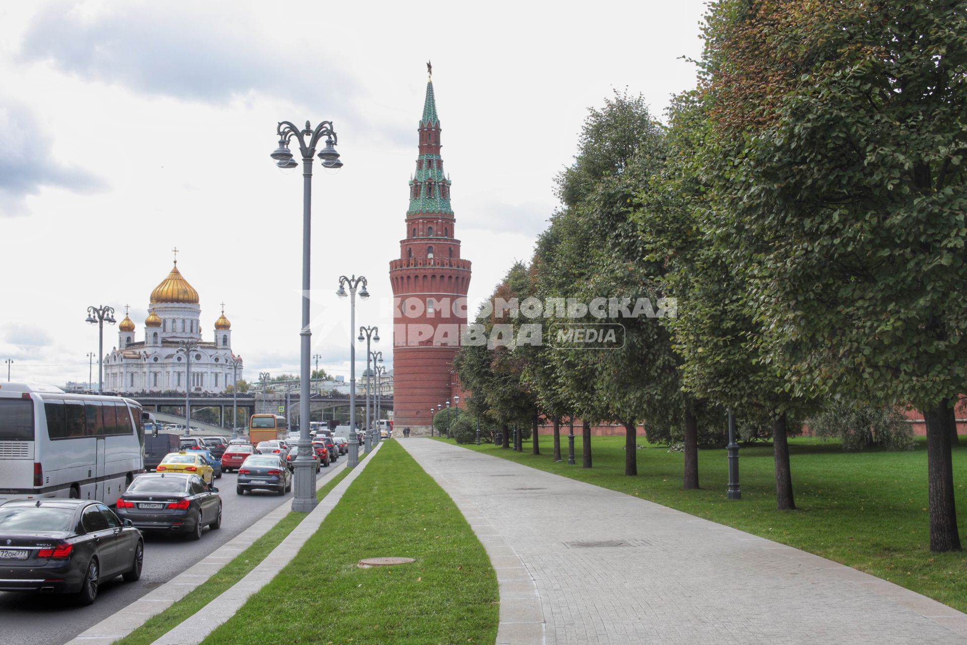 Москва. Кремлевская набережная после реконструкции.