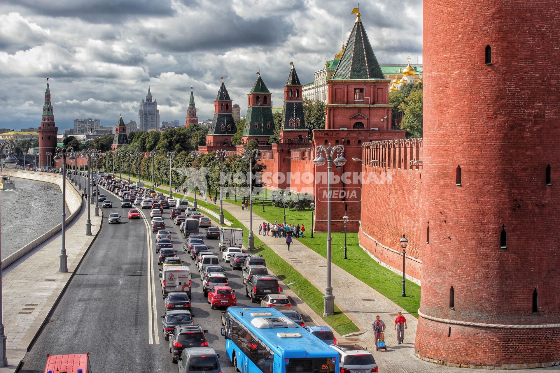 Москва. Автомобильное движение на Кремлевской набережной.