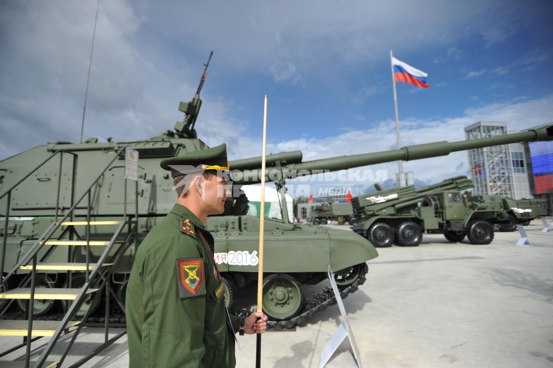 Московская область, Кубинка. Военнослужащий  на Международном  военно-техническом  форуме `Армия-2016` в конгрессно-выставочном центре  Военно-патриотического парка культуры и отдыха Вооруженных сил РФ `Патриот`.