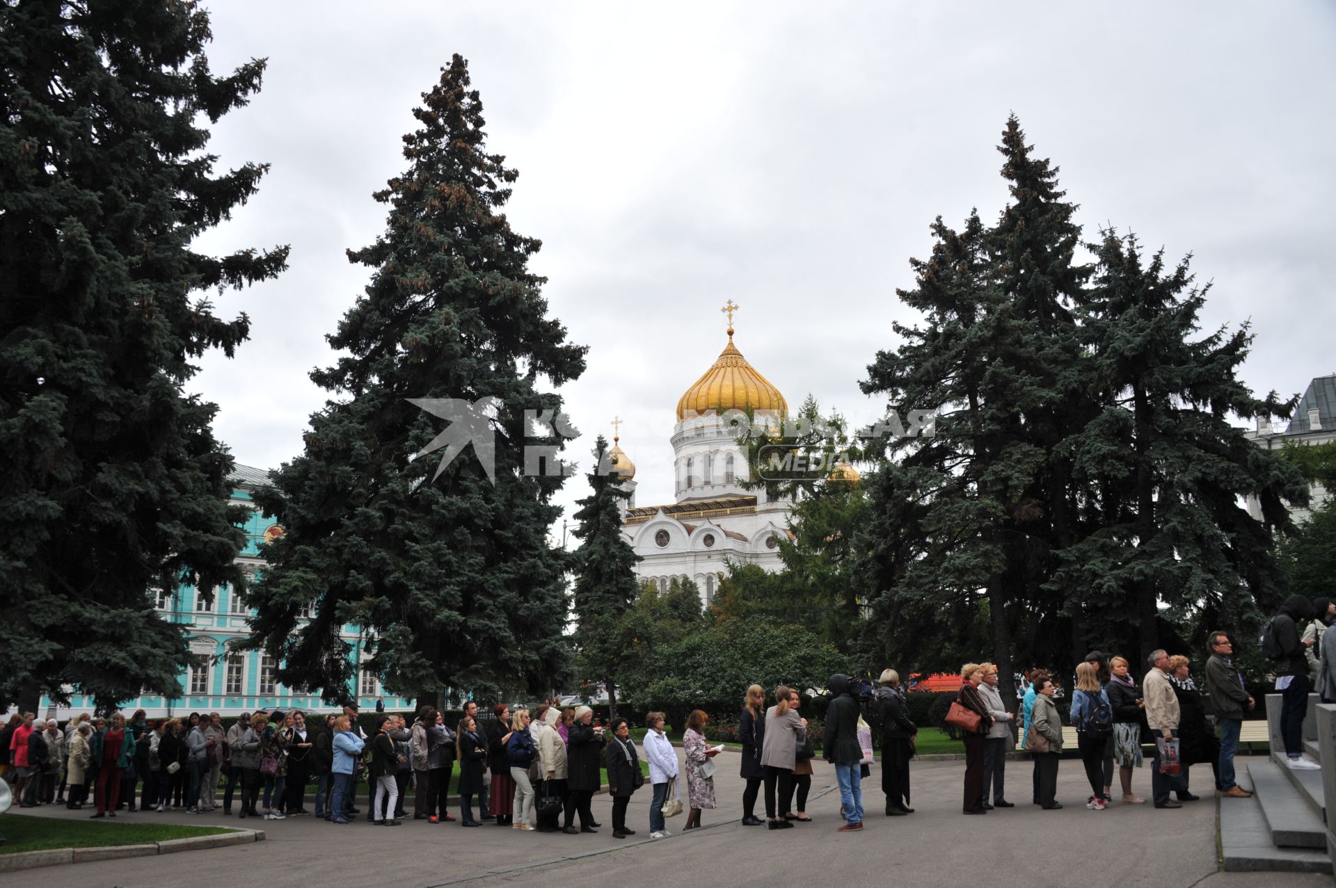 Москва.  Очередь на выставку ` Рафаэль . Поэзия образа` в музей изобразительных искусств им. А.С. Пушкина.