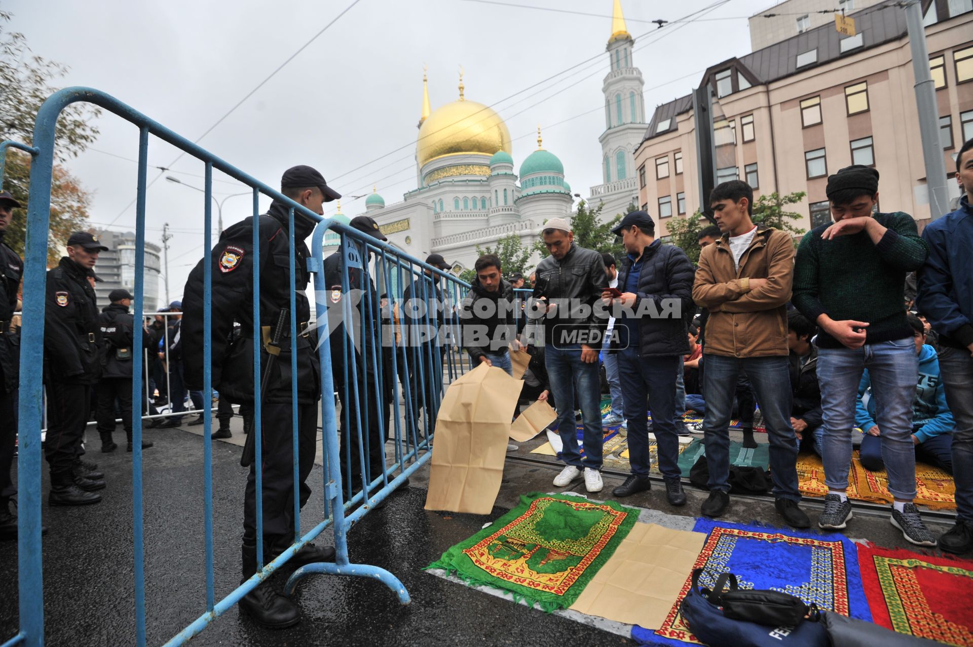 Москва.  Мусульмане в день праздника жертвоприношения Курбан-Байрам возле Московской Соборной мечети.