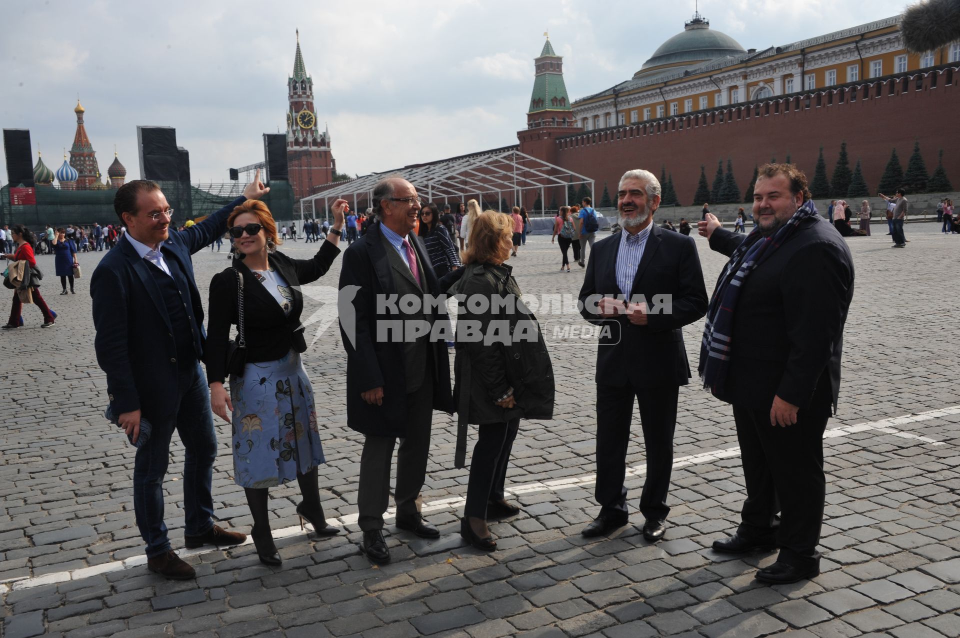 Москва. Артисты миланского театра`Ла Скала`, гастроли которого проходят в рамках фестиваля`Черешневый лес`, прогулялись по Красной площади.