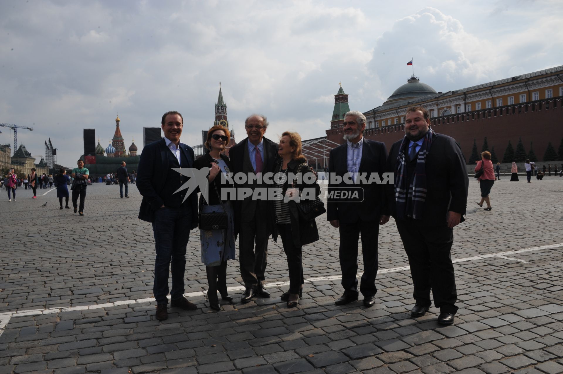 Москва. Артисты миланского театра`Ла Скала`, гастроли которого проходят в рамках фестиваля`Черешневый лес`, прогулялись по Красной площади.