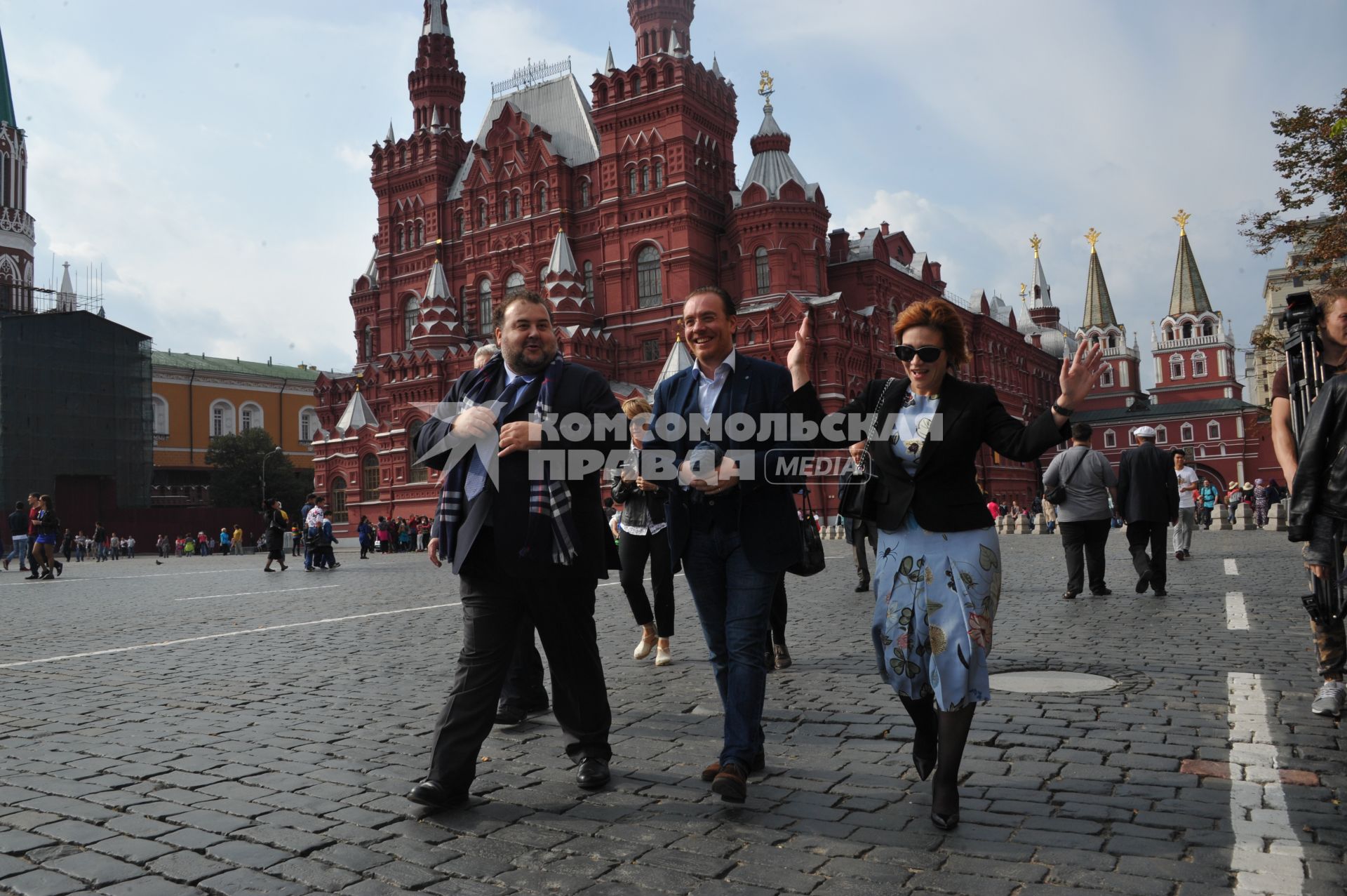 Москва. Артисты миланского театра`Ла Скала`, гастроли которого проходят в рамках фестиваля`Черешневый лес`, прогулялись по Красной площади.