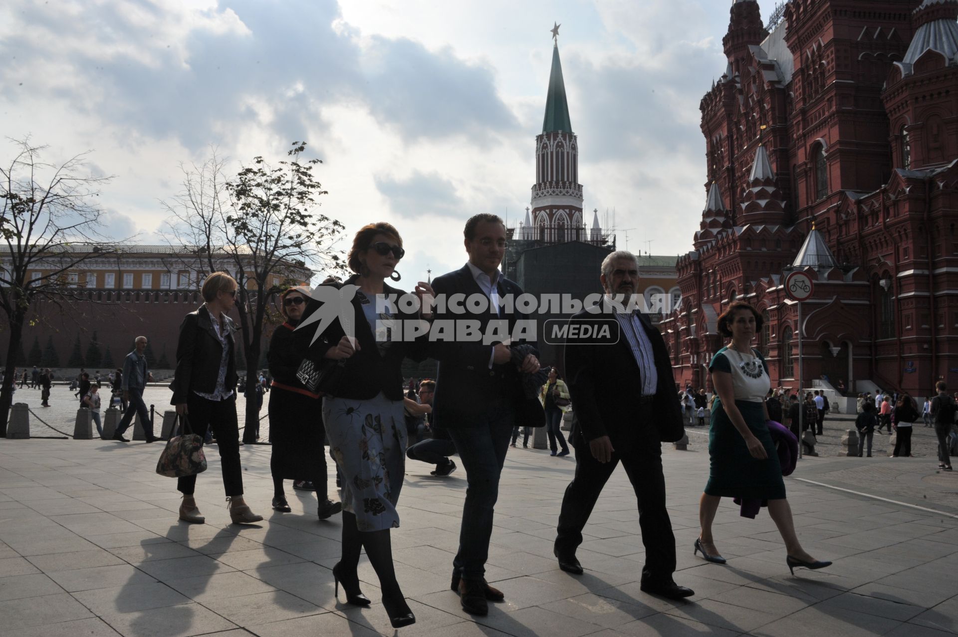 Москва. Артисты миланского театра`Ла Скала`, гастроли которого проходят в рамках фестиваля`Черешневый лес`, прогулялись по Красной площади.