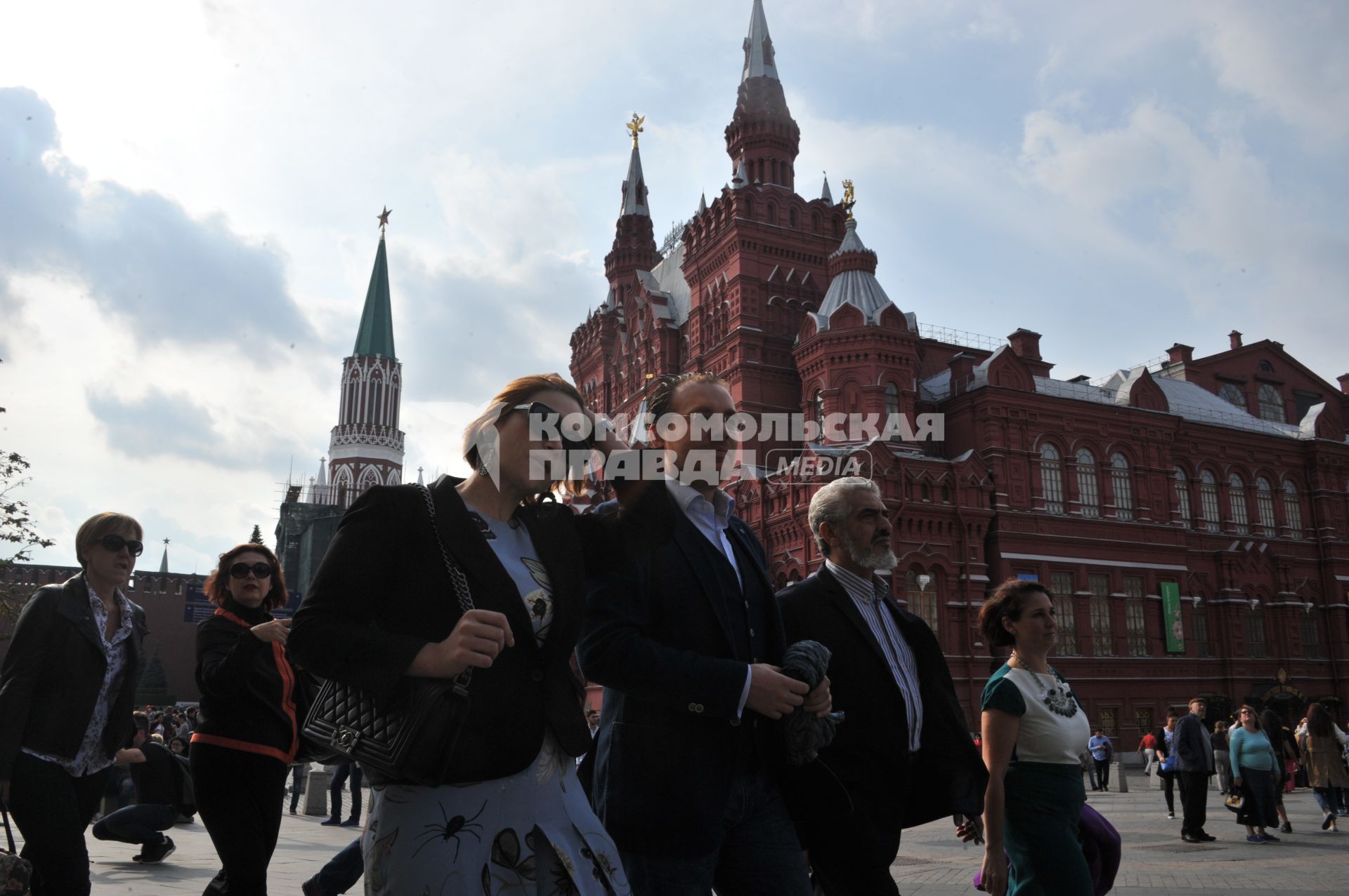 Москва. Артисты миланского театра`Ла Скала`, гастроли которого проходят в рамках фестиваля`Черешневый лес`, прогулялись по Красной площади.